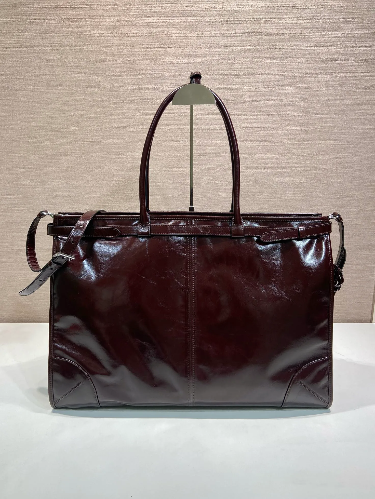 💰2200🎉LusSolf Oil Wax Skin🎉2VG128 Extra Large🎉🎉 This hand-held crossbody bag is made of imported waxed leather. Its shiny color exudes a classic atmosphere. It is equipped with a detachable and adjustable long shoulder strap, which is convenient for matching on different occasions. It has a very large capacity and is easy to use. It is definitely a must-have for fashionistas. Hurry up and take this retro-style handbag home! Length 50x Height 36x Bottom 17cm🎉🎉🎉👏👏👏