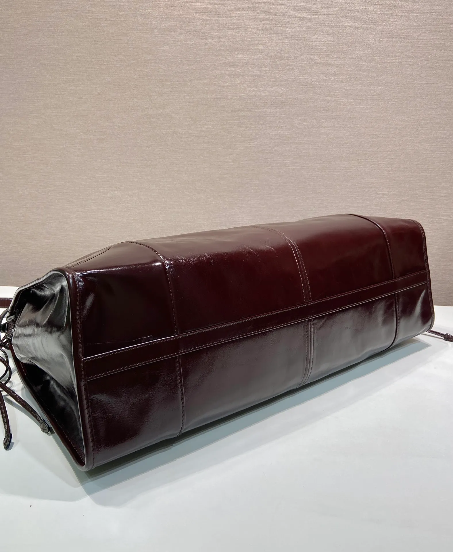 💰2200🎉LusSolf Oil Wax Skin🎉2VG128 Extra Large🎉🎉 This hand-held crossbody bag is made of imported waxed leather. Its shiny color exudes a classic atmosphere. It is equipped with a detachable and adjustable long shoulder strap, which is convenient for matching on different occasions. It has a very large capacity and is easy to use. It is definitely a must-have for fashionistas. Hurry up and take this retro-style handbag home! Length 50x Height 36x Bottom 17cm🎉🎉🎉👏👏👏