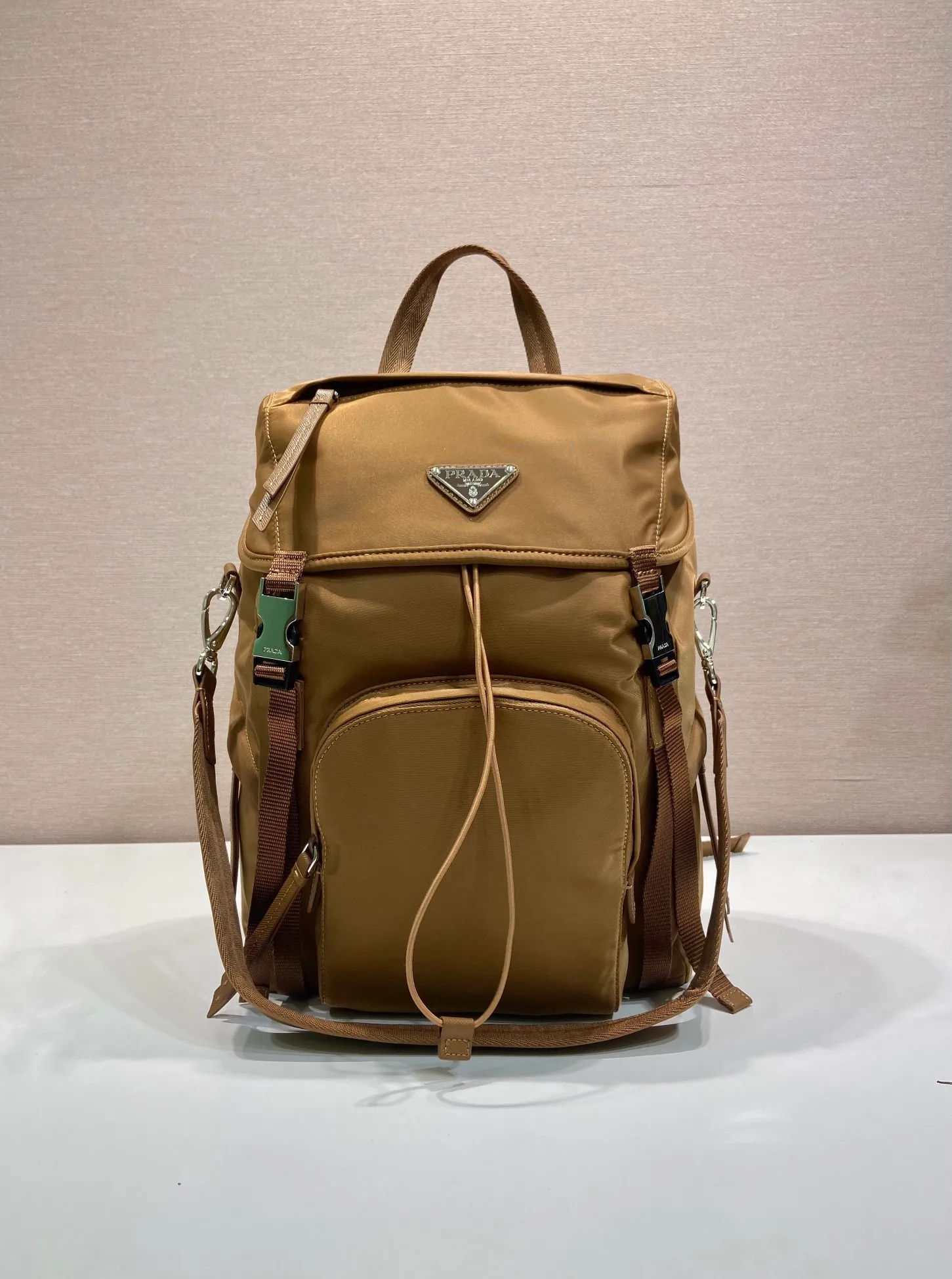 💰1360🎉New Backpack🎉1BZ039A Double Shoulder Strap🎉🎉 Made from Re-Nylon, this modern and functional backpack has a wide yet lightweight silhouette and technical details. The outdoor spirit of the design is combined with a versatile urban style. It has a detachable short shoulder strap, metal hardware on the flap and zipper pockets on the side, and a large capacity. It is also a popular style that will never go out of style and is suitable for both men and women. Hurry up and get it🎉🎉 Length 25x Height 34.5x Bottom 15.5cm🎉🎉🎉💰💰💰