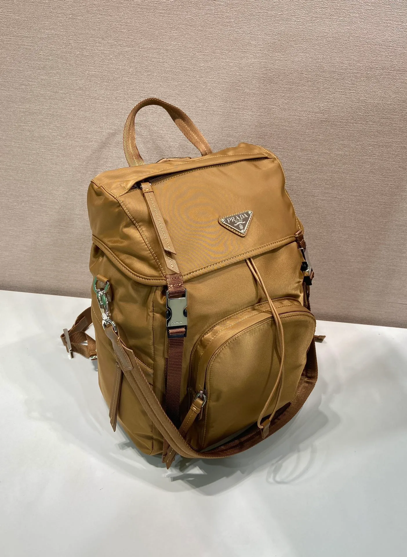 💰1360🎉New Backpack🎉1BZ039A Double Shoulder Strap🎉🎉 Made from Re-Nylon, this modern and functional backpack has a wide yet lightweight silhouette and technical details. The outdoor spirit of the design is combined with a versatile urban style. It has a detachable short shoulder strap, metal hardware on the flap and zipper pockets on the side, and a large capacity. It is also a popular style that will never go out of style and is suitable for both men and women. Hurry up and get it🎉🎉 Length 25x Height 34.5x Bottom 15.5cm🎉🎉🎉💰💰💰