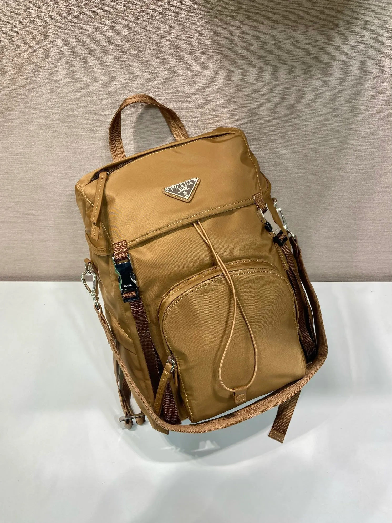 💰1360🎉New Backpack🎉1BZ039A Double Shoulder Strap🎉🎉 Made from Re-Nylon, this modern and functional backpack has a wide yet lightweight silhouette and technical details. The outdoor spirit of the design is combined with a versatile urban style. It has a detachable short shoulder strap, metal hardware on the flap and zipper pockets on the side, and a large capacity. It is also a popular style that will never go out of style and is suitable for both men and women. Hurry up and get it🎉🎉 Length 25x Height 34.5x Bottom 15.5cm🎉🎉🎉💰💰💰