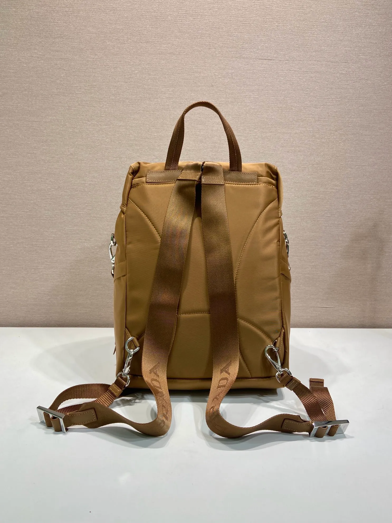 💰1360🎉New Backpack🎉1BZ039A Double Shoulder Strap🎉🎉 Made from Re-Nylon, this modern and functional backpack has a wide yet lightweight silhouette and technical details. The outdoor spirit of the design is combined with a versatile urban style. It has a detachable short shoulder strap, metal hardware on the flap and zipper pockets on the side, and a large capacity. It is also a popular style that will never go out of style and is suitable for both men and women. Hurry up and get it🎉🎉 Length 25x Height 34.5x Bottom 15.5cm🎉🎉🎉💰💰💰
