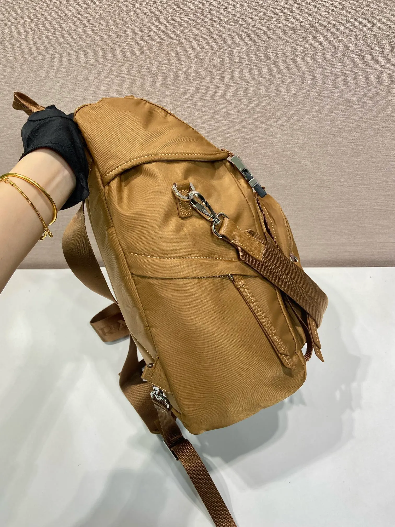 💰1360🎉New Backpack🎉1BZ039A Double Shoulder Strap🎉🎉 Made from Re-Nylon, this modern and functional backpack has a wide yet lightweight silhouette and technical details. The outdoor spirit of the design is combined with a versatile urban style. It has a detachable short shoulder strap, metal hardware on the flap and zipper pockets on the side, and a large capacity. It is also a popular style that will never go out of style and is suitable for both men and women. Hurry up and get it🎉🎉 Length 25x Height 34.5x Bottom 15.5cm🎉🎉🎉💰💰💰