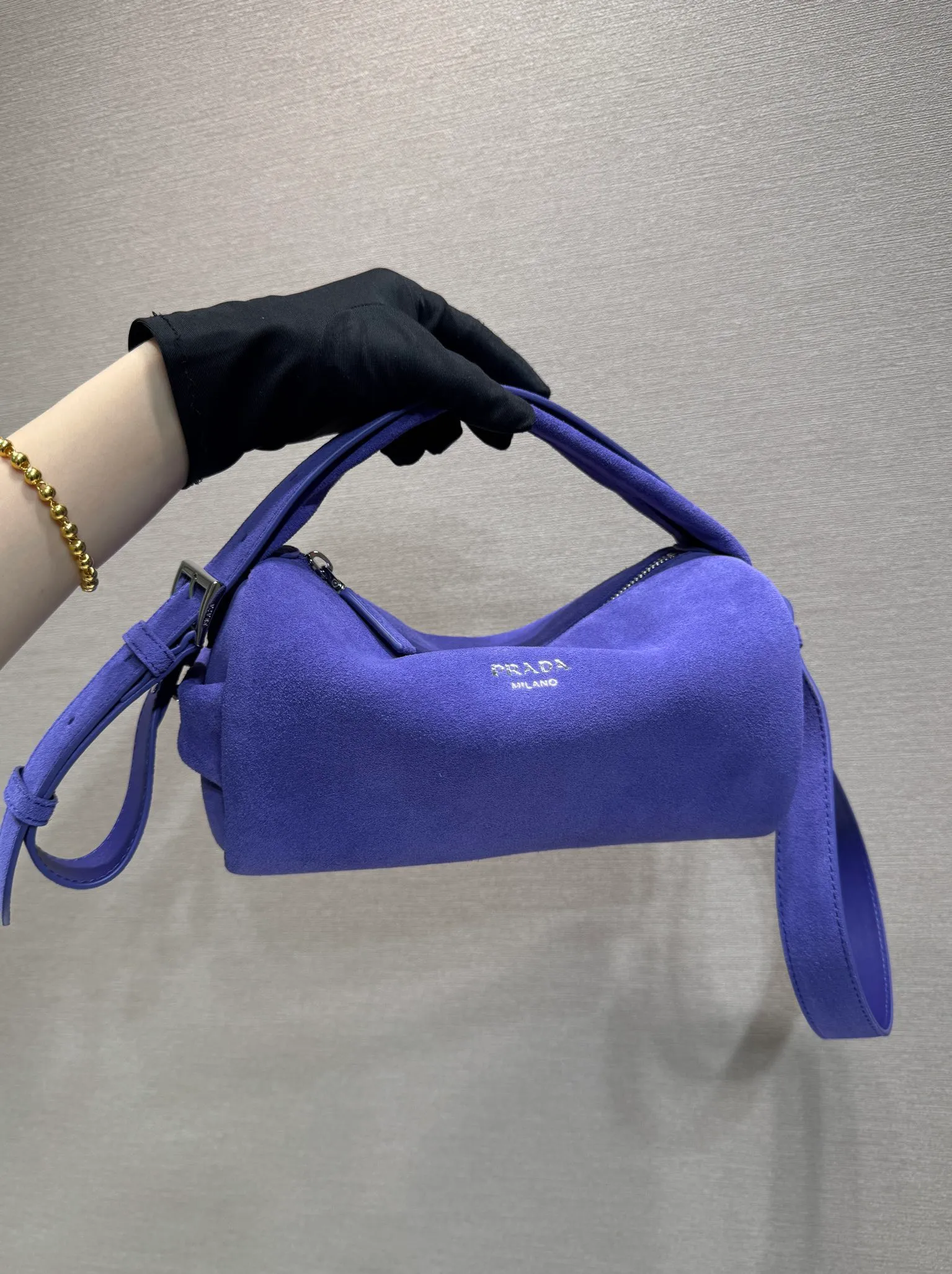 💰1300🎉New Boston🎉2VH188 suede leather🎉🎉 This Boston handbag is fashionable and compact. Its design is inspired by retro designs and details. The suede leather has an distressed effect, giving the accessory a soft and unique appearance. It is also embellished with a metal letter logo. Equipped with a detachable long shoulder strap, it has large capacity and is lightweight and practical. Baby, hurry up and get it🎉🎉 Length 24x Height 11x Bottom 11cm🎉🎉🎉👏👏👏