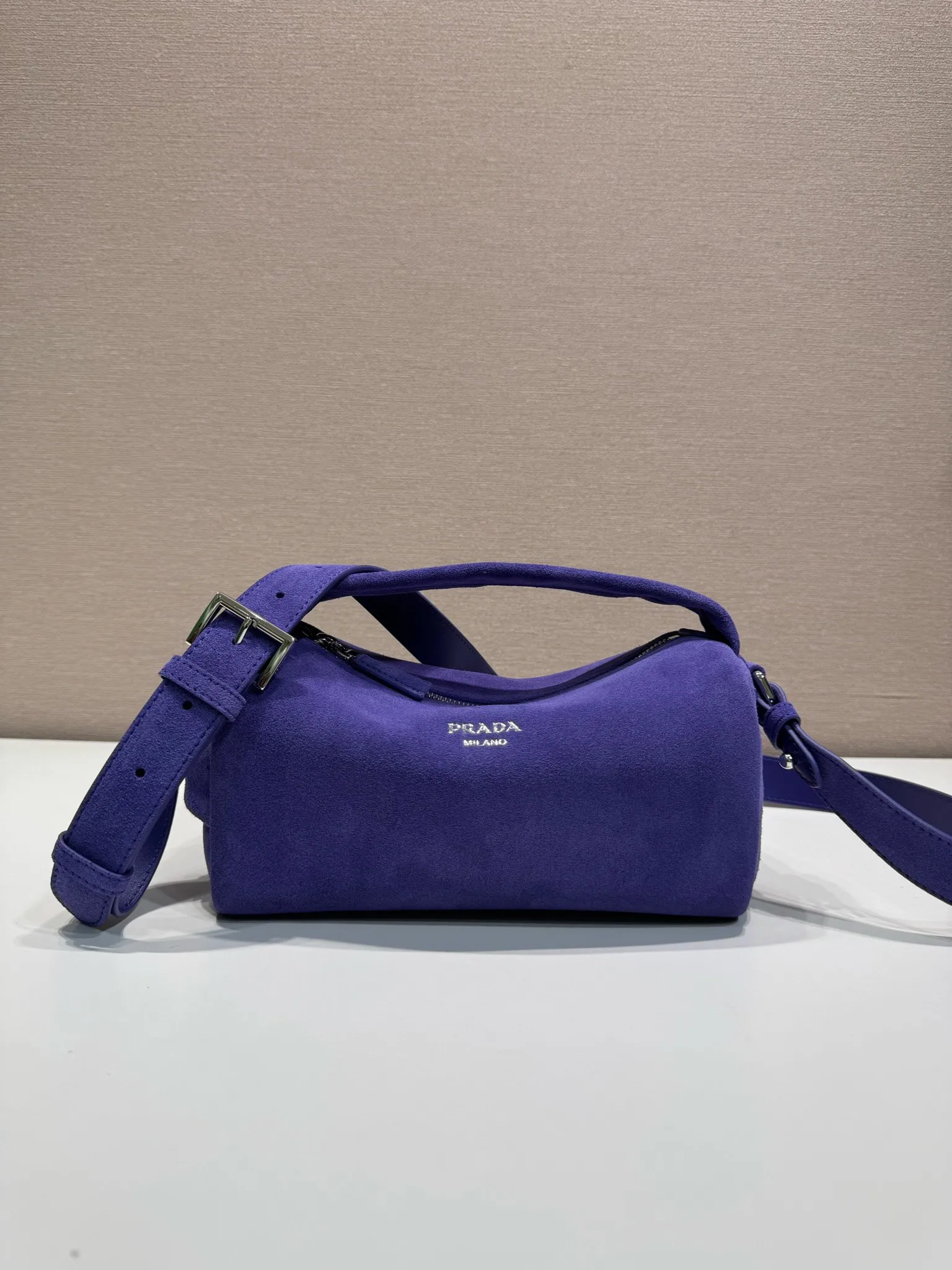 💰1300🎉New Boston🎉2VH188 suede leather🎉🎉 This Boston handbag is fashionable and compact. Its design is inspired by retro designs and details. The suede leather has an distressed effect, giving the accessory a soft and unique appearance. It is also embellished with a metal letter logo. Equipped with a detachable long shoulder strap, it has large capacity and is lightweight and practical. Baby, hurry up and get it🎉🎉 Length 24x Height 11x Bottom 11cm🎉🎉🎉👏👏👏