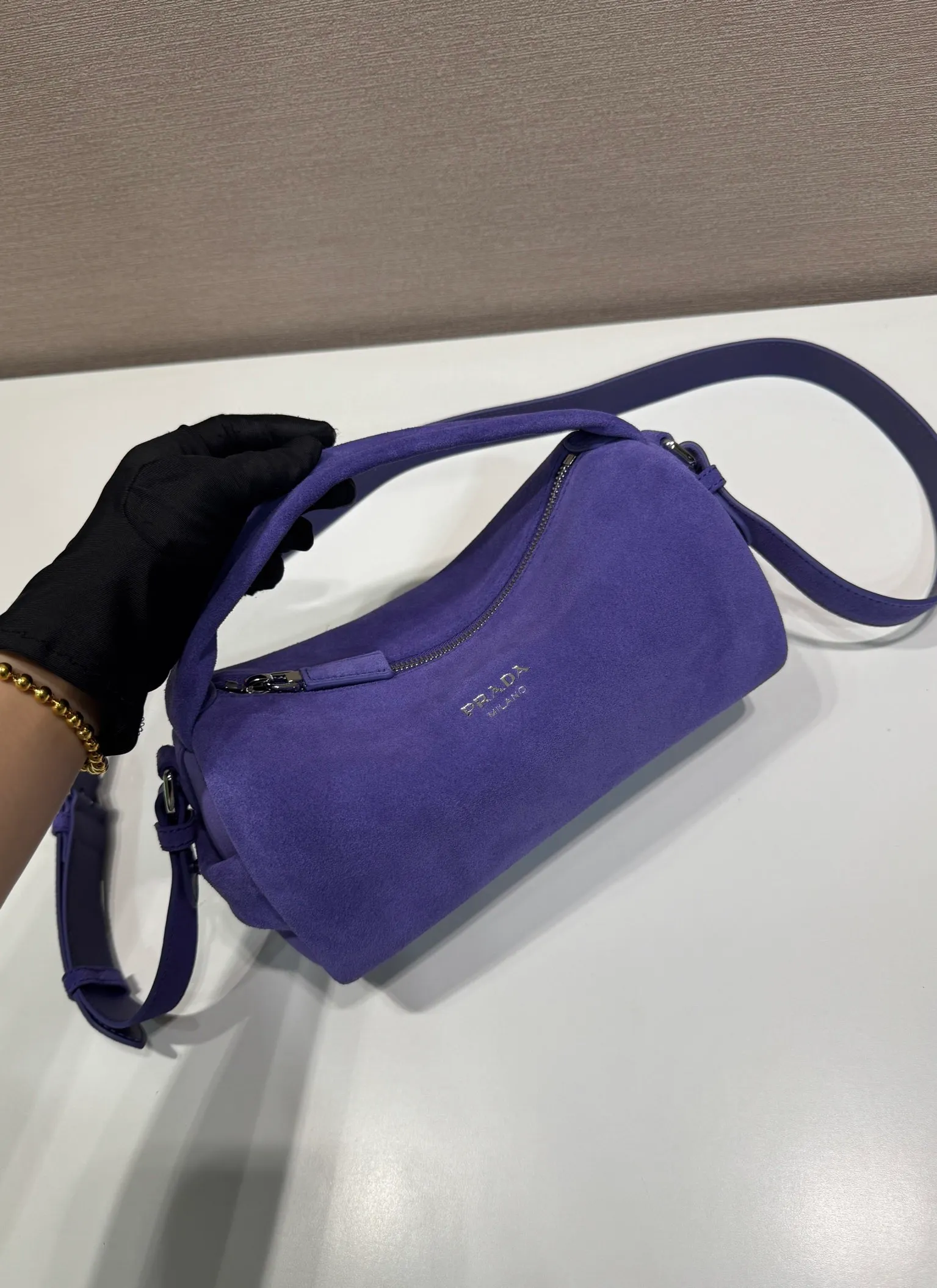 💰1300🎉New Boston🎉2VH188 suede leather🎉🎉 This Boston handbag is fashionable and compact. Its design is inspired by retro designs and details. The suede leather has an distressed effect, giving the accessory a soft and unique appearance. It is also embellished with a metal letter logo. Equipped with a detachable long shoulder strap, it has large capacity and is lightweight and practical. Baby, hurry up and get it🎉🎉 Length 24x Height 11x Bottom 11cm🎉🎉🎉👏👏👏