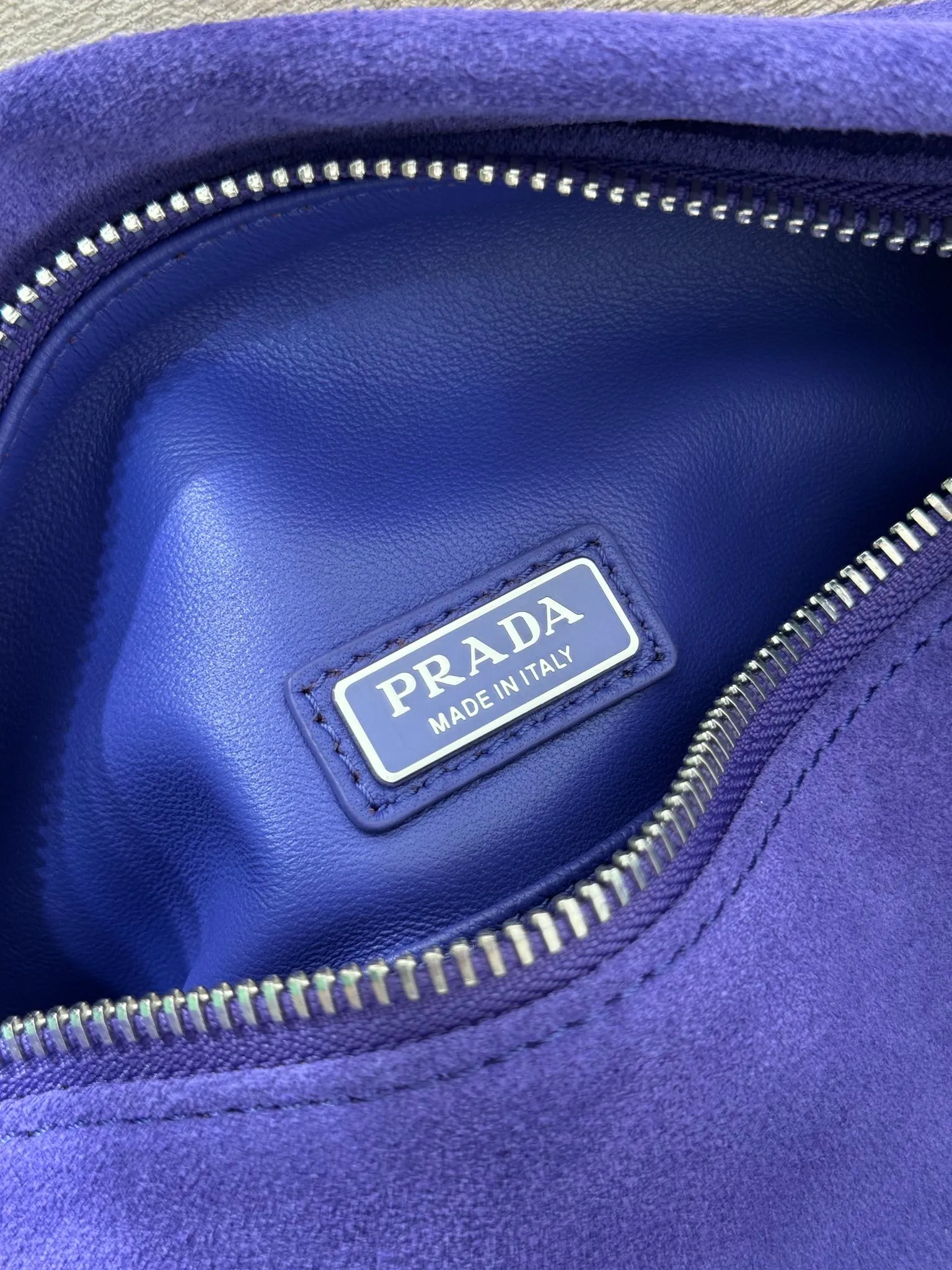 💰1300🎉New Boston🎉2VH188 suede leather🎉🎉 This Boston handbag is fashionable and compact. Its design is inspired by retro designs and details. The suede leather has an distressed effect, giving the accessory a soft and unique appearance. It is also embellished with a metal letter logo. Equipped with a detachable long shoulder strap, it has large capacity and is lightweight and practical. Baby, hurry up and get it🎉🎉 Length 24x Height 11x Bottom 11cm🎉🎉🎉👏👏👏