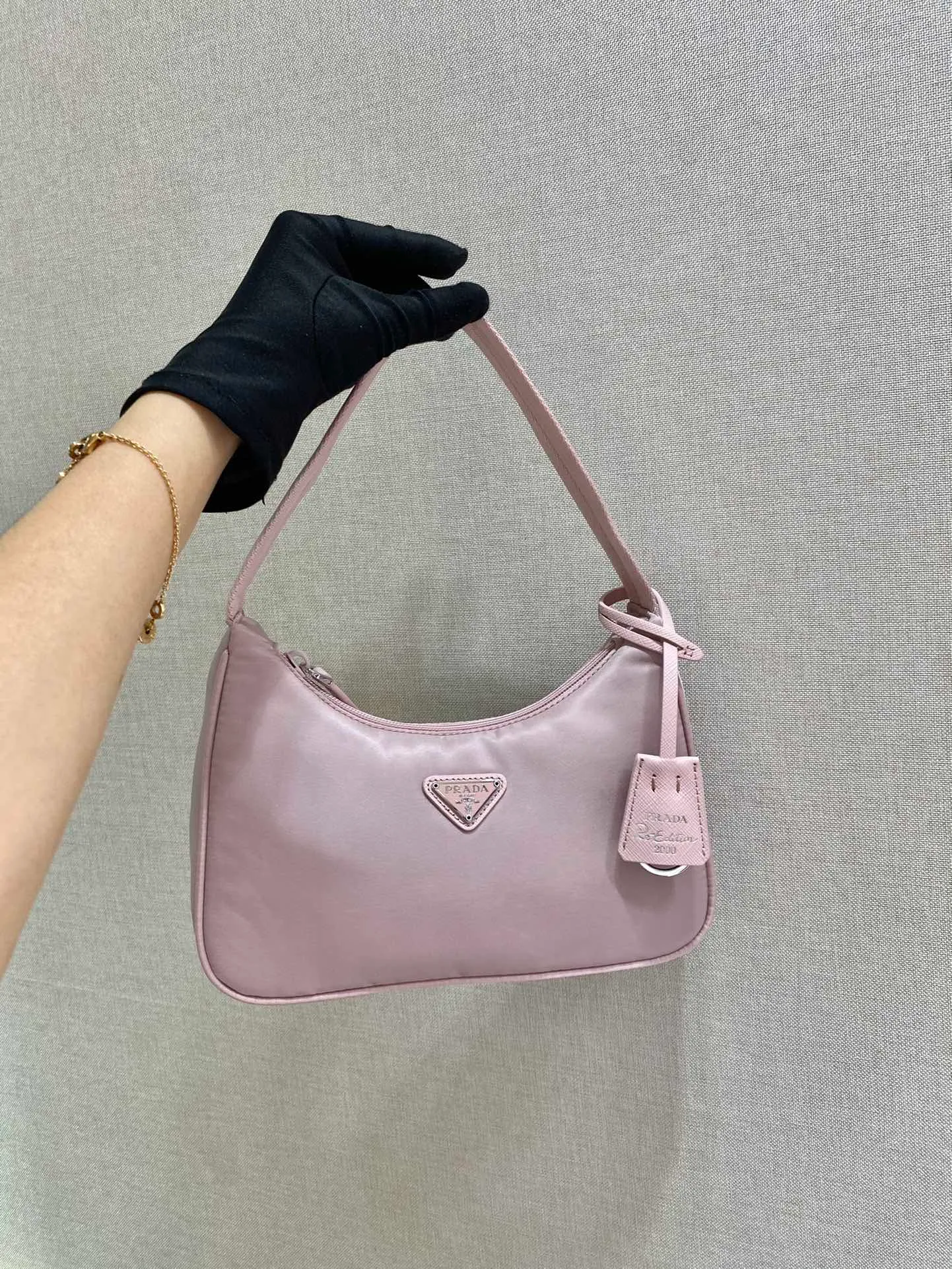 💰660🔥New color heart pink🔥Original quality👍👍1NE515 moon-shaped second-hand bag, made of imported original parachute fabric, light and practical Hobo armpit bag, super simple and eye-catching👍👍, small/light/packable/easy to wear/fashionable armpit bag, and can be carried by hand, super easy to use😍😍. It is currently the most popular bag among celebrities, don’t you feel excited😜😜, ladies, hurry up, length 23x height 13x base 5cm👏👏