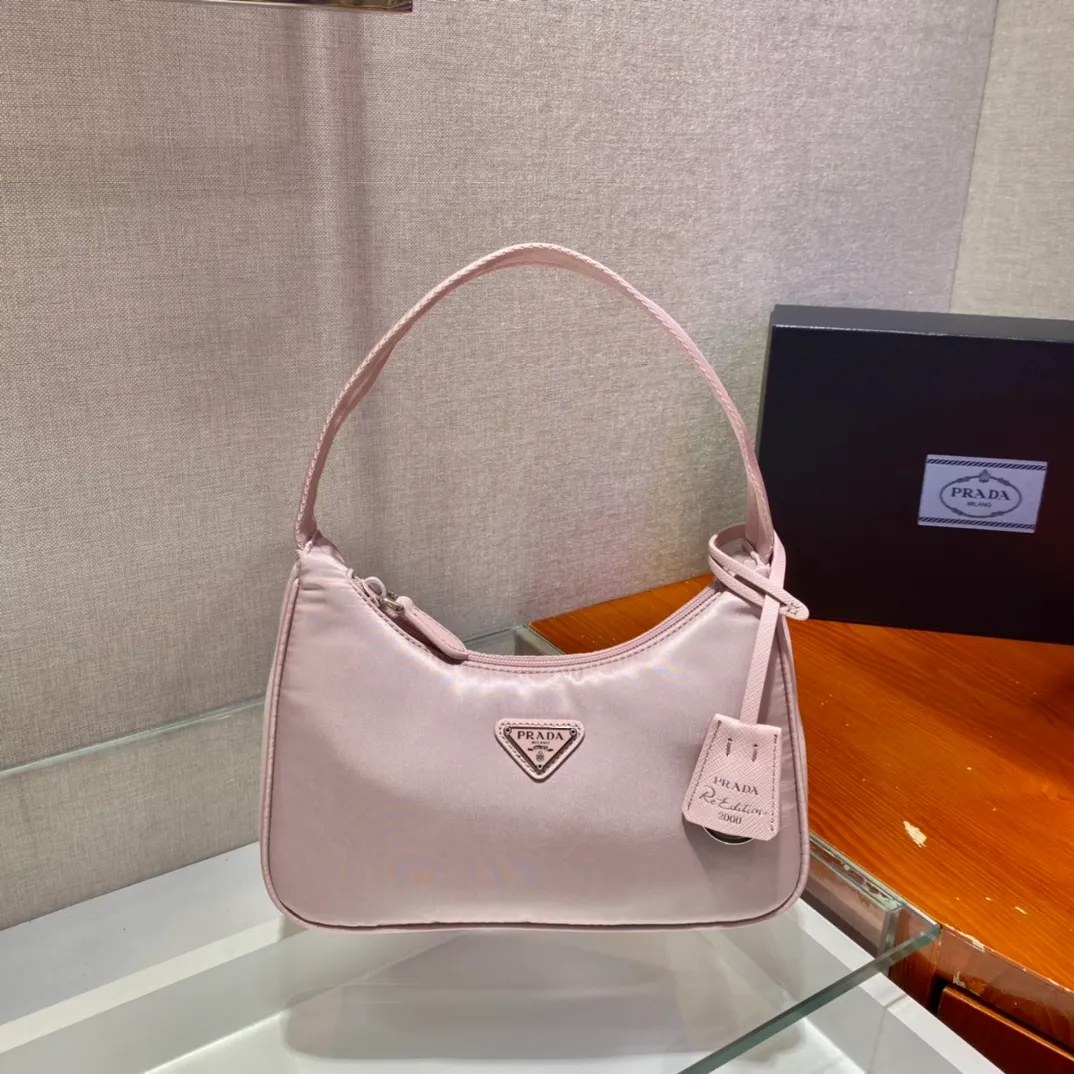 💰660🔥New color heart pink🔥Original quality👍👍1NE515 moon-shaped second-hand bag, made of imported original parachute fabric, light and practical Hobo armpit bag, super simple and eye-catching👍👍, small/light/packable/easy to wear/fashionable armpit bag, and can be carried by hand, super easy to use😍😍. It is currently the most popular bag among celebrities, don’t you feel excited😜😜, ladies, hurry up, length 23x height 13x base 5cm👏👏