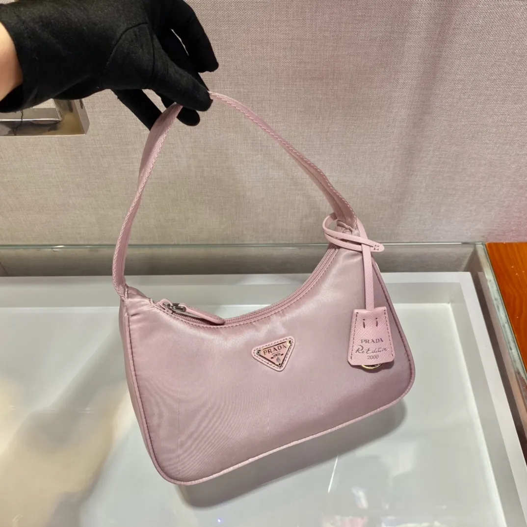 💰660🔥New color heart pink🔥Original quality👍👍1NE515 moon-shaped second-hand bag, made of imported original parachute fabric, light and practical Hobo armpit bag, super simple and eye-catching👍👍, small/light/packable/easy to wear/fashionable armpit bag, and can be carried by hand, super easy to use😍😍. It is currently the most popular bag among celebrities, don’t you feel excited😜😜, ladies, hurry up, length 23x height 13x base 5cm👏👏