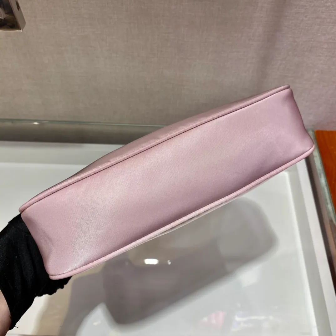 💰660🔥New color heart pink🔥Original quality👍👍1NE515 moon-shaped second-hand bag, made of imported original parachute fabric, light and practical Hobo armpit bag, super simple and eye-catching👍👍, small/light/packable/easy to wear/fashionable armpit bag, and can be carried by hand, super easy to use😍😍. It is currently the most popular bag among celebrities, don’t you feel excited😜😜, ladies, hurry up, length 23x height 13x base 5cm👏👏