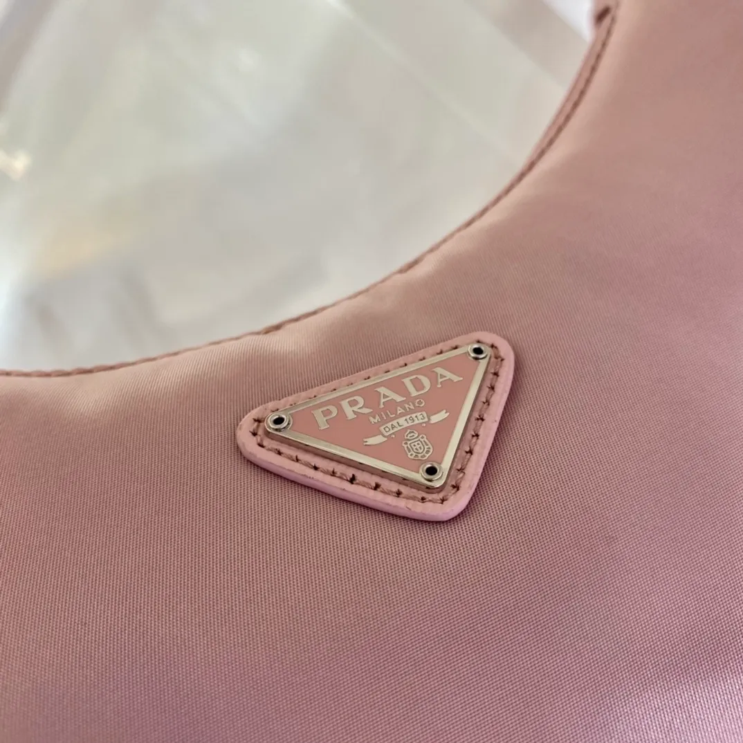 💰660🔥New color heart pink🔥Original quality👍👍1NE515 moon-shaped second-hand bag, made of imported original parachute fabric, light and practical Hobo armpit bag, super simple and eye-catching👍👍, small/light/packable/easy to wear/fashionable armpit bag, and can be carried by hand, super easy to use😍😍. It is currently the most popular bag among celebrities, don’t you feel excited😜😜, ladies, hurry up, length 23x height 13x base 5cm👏👏