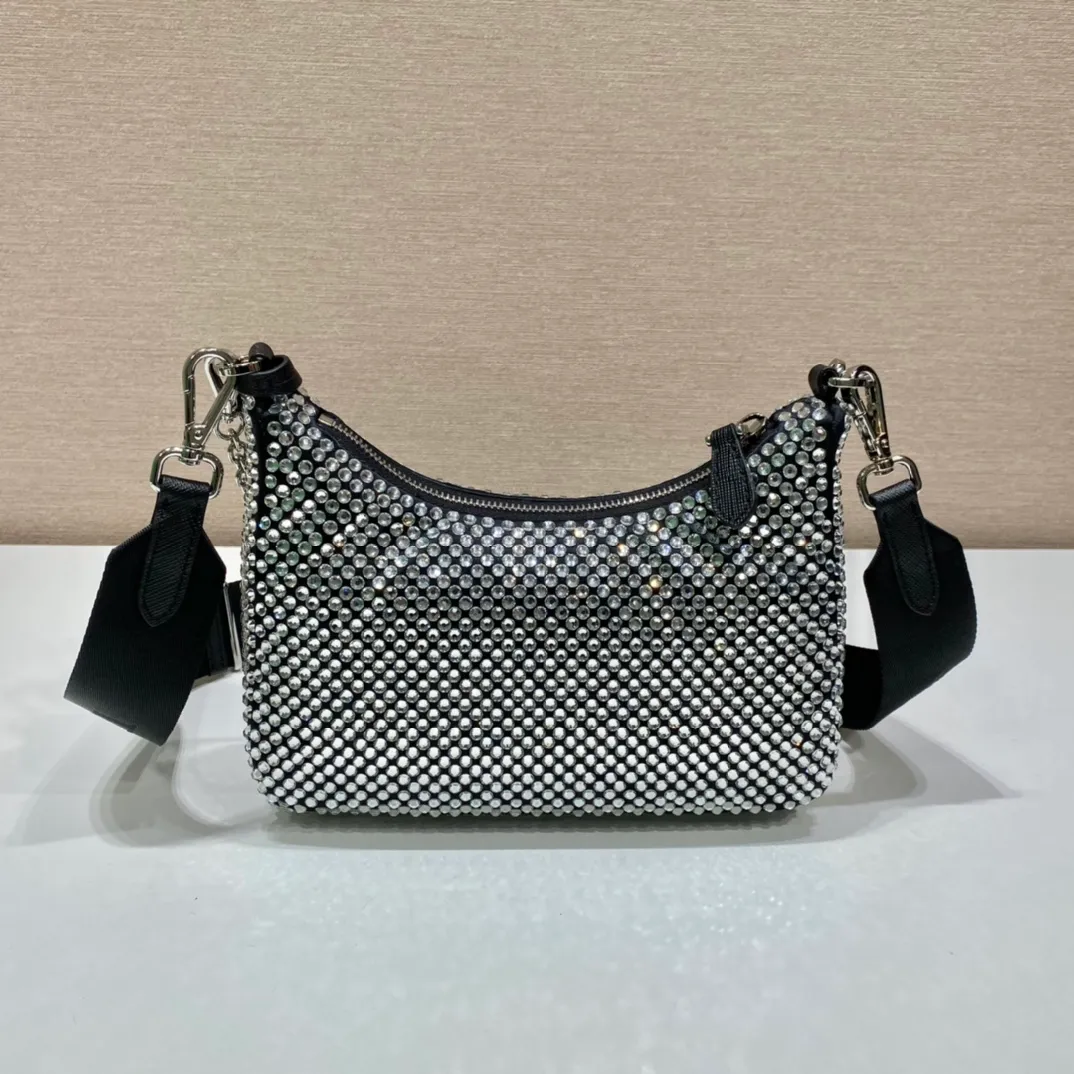 💰1500🎉Flash diamond three-in-one🎉1BH204 flash diamond🎉🎉 The most beautiful and sparkling rhinestones ؔ😘😘Imported diamond mesh. Shiny appearance. The blingbling effect under night light is very eye-catching. The return rate is very high🙈🙈One pack has three uses😘😘My favorite thing is that there is a small pendant (small bag) hanging on the shoulder strap, and people will praise it wherever I take it😘This kind of sparkling diamond bag is also very easy to match with clothes. Length 22x Height 16x Bottom 6cm