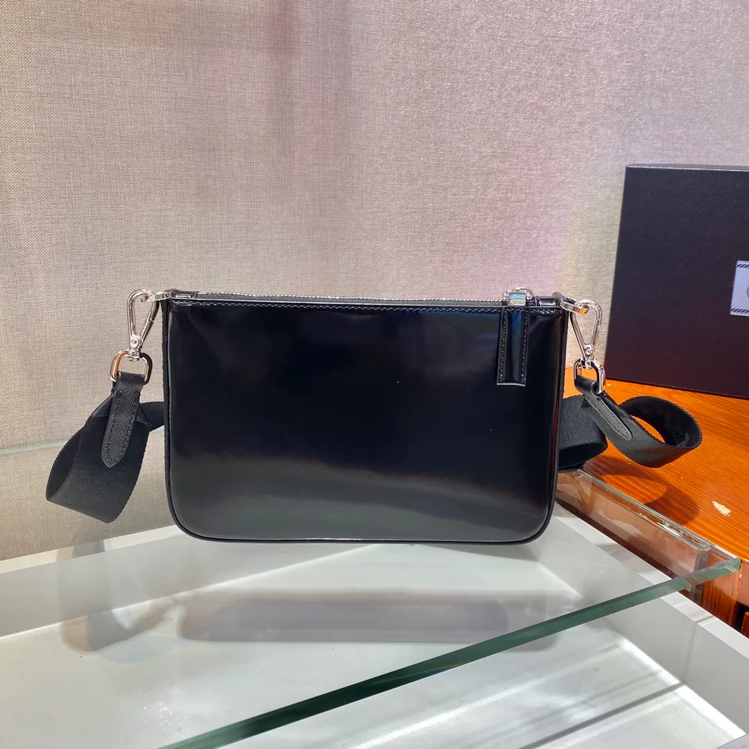 💰1260🎉New style🎉2VH129 glossy👏👏 This shoulder bag is made of glossy leather and has a simple and modern feel. Vintage glossy leather is the brand’s signature material, used in the fashion world. The shoulder bag features a woven nylon shoulder strap with a detachable mini pouch hooked onto it, creating a subtle blend of elegance and practicality. The upper body effect is very cool, simple and elegant. If you like babies, hurry up and get it👏👏 Length 22x Height 14x Bottom 2.5cm
