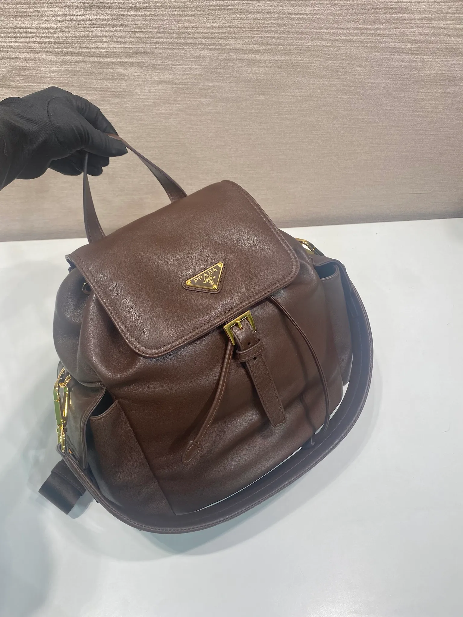 💰2040🎉New Backpack🎉1BZ080 Sheepskin🎉👌 This Explore handbag perfectly combines elegance and functionality, with a multi-pocket silhouette with soft lines. Designed for urban exploration and outdoor adventures, the style features a removable handle for shoulder carry. Imported soft sheepskin embodies the duality of design, blending technical details and sophistication. The bag is designed with a flap and side opening buckle system. It has two external pockets with a flip side opening buckle system. It has a large capacity and space. It is a popular style that will never go out of style and is available for both men and women. Hurry up and get it🎉🎉 Length 27x Height 29x Bottom 12.5cm🎉🎉🎉💰💰💰