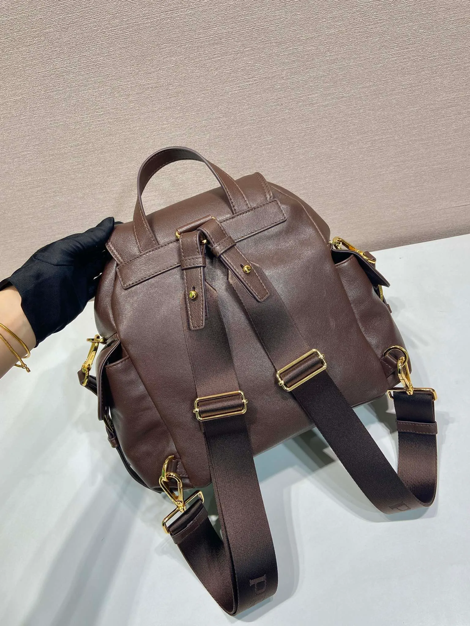💰2040🎉New Backpack🎉1BZ080 Sheepskin🎉👌 This Explore handbag perfectly combines elegance and functionality, with a multi-pocket silhouette with soft lines. Designed for urban exploration and outdoor adventures, the style features a removable handle for shoulder carry. Imported soft sheepskin embodies the duality of design, blending technical details and sophistication. The bag is designed with a flap and side opening buckle system. It has two external pockets with a flip side opening buckle system. It has a large capacity and space. It is a popular style that will never go out of style and is available for both men and women. Hurry up and get it🎉🎉 Length 27x Height 29x Bottom 12.5cm🎉🎉🎉💰💰💰
