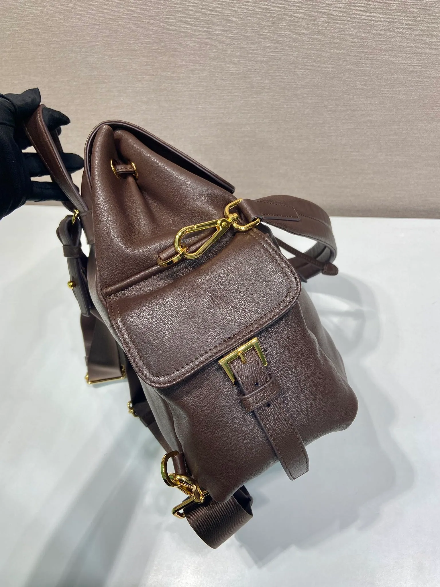 💰2040🎉New Backpack🎉1BZ080 Sheepskin🎉👌 This Explore handbag perfectly combines elegance and functionality, with a multi-pocket silhouette with soft lines. Designed for urban exploration and outdoor adventures, the style features a removable handle for shoulder carry. Imported soft sheepskin embodies the duality of design, blending technical details and sophistication. The bag is designed with a flap and side opening buckle system. It has two external pockets with a flip side opening buckle system. It has a large capacity and space. It is a popular style that will never go out of style and is available for both men and women. Hurry up and get it🎉🎉 Length 27x Height 29x Bottom 12.5cm🎉🎉🎉💰💰💰