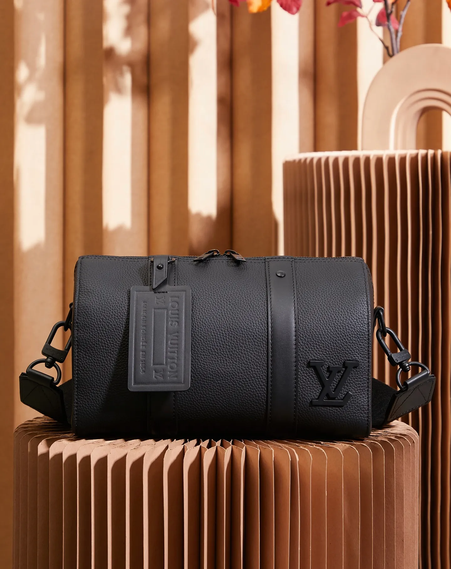 P¥840👉nfc163C01 dynamic chip version👈[Top-level inspection-free all-steel hardware] This City Keepall handbag blooms in the Louis Vuitton neoclassical style in autumn. Aerogram fine-grained cow leather is as soft as traditional aviation letterhead. Metal LV letters subtly express the brand's logo. A detachable shoulder strap makes it easy to carry. It combines practical functionality with contemporary elegance. Aerogram grained cow leather, cow leather trim, fabric lining, metal hardware, metal lettering, double zipper closure, large main compartment! ! Model: M59255; Size: 27x17x13CM