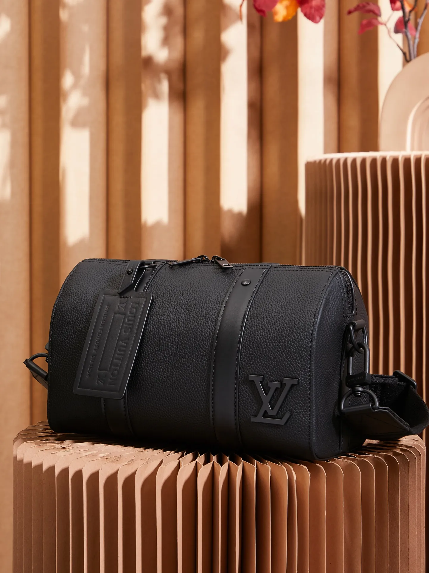P¥840👉nfc163C01 dynamic chip version👈[Top-level inspection-free all-steel hardware] This City Keepall handbag blooms in the Louis Vuitton neoclassical style in autumn. Aerogram fine-grained cow leather is as soft as traditional aviation letterhead. Metal LV letters subtly express the brand's logo. A detachable shoulder strap makes it easy to carry. It combines practical functionality with contemporary elegance. Aerogram grained cow leather, cow leather trim, fabric lining, metal hardware, metal lettering, double zipper closure, large main compartment! ! Model: M59255; Size: 27x17x13CM