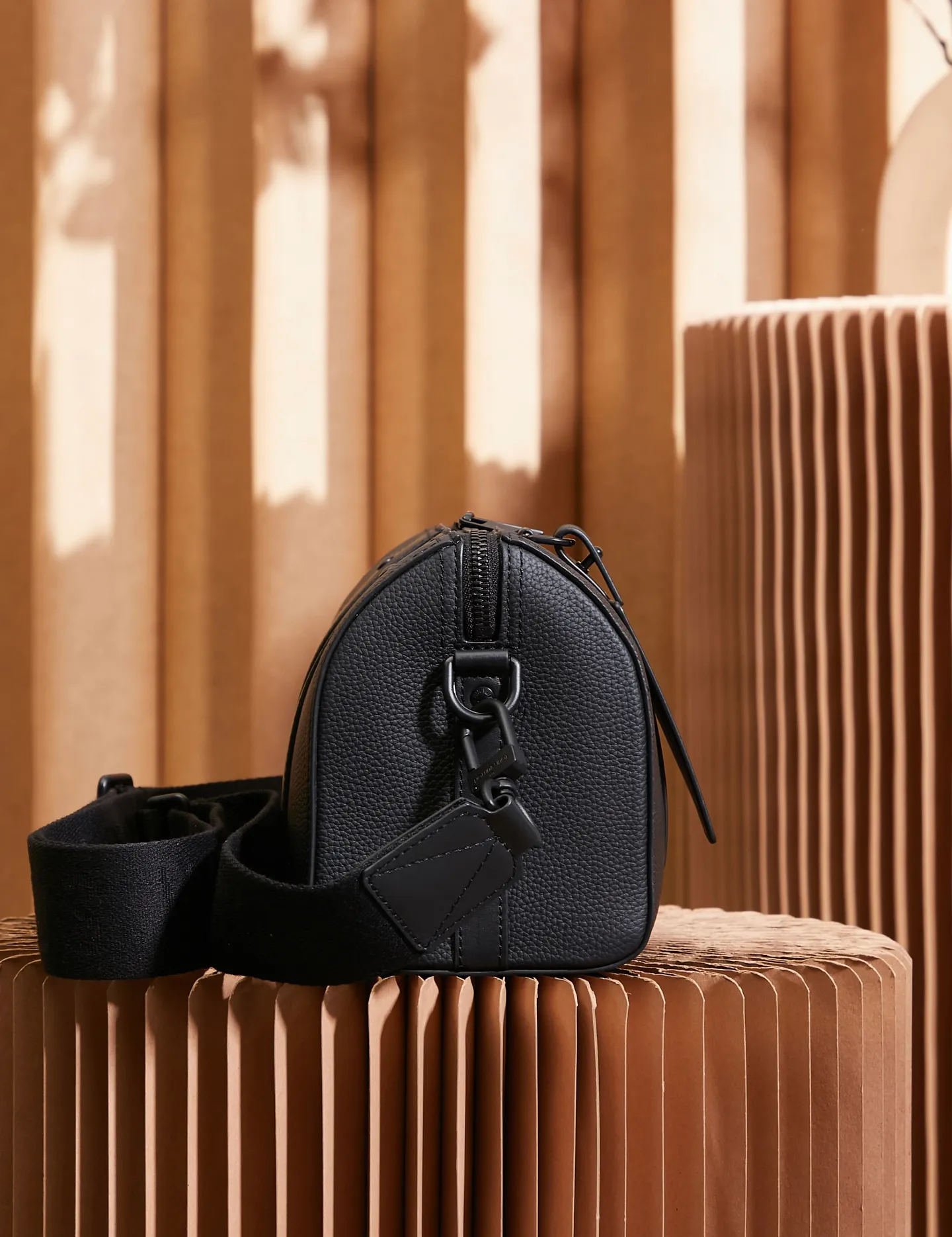 P¥840👉nfc163C01 dynamic chip version👈[Top-level inspection-free all-steel hardware] This City Keepall handbag blooms in the Louis Vuitton neoclassical style in autumn. Aerogram fine-grained cow leather is as soft as traditional aviation letterhead. Metal LV letters subtly express the brand's logo. A detachable shoulder strap makes it easy to carry. It combines practical functionality with contemporary elegance. Aerogram grained cow leather, cow leather trim, fabric lining, metal hardware, metal lettering, double zipper closure, large main compartment! ! Model: M59255; Size: 27x17x13CM