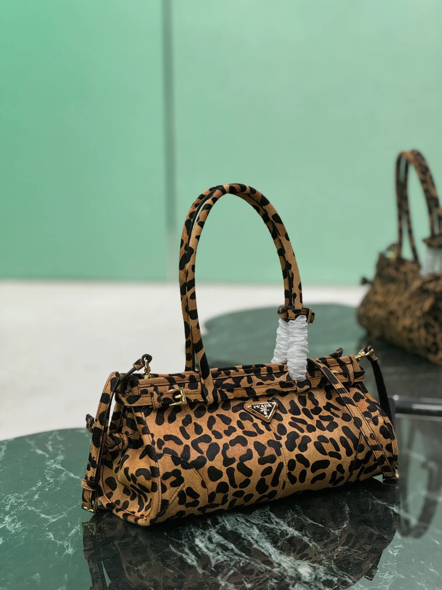 💰1640🌟SoftLux leopard print handbag 24 autumn and winter latest leopard print series ~ using horse fur technology, has a wild beauty 💋 So sexy! Equipped with a detachable and adjustable long shoulder strap, which is convenient for different occasions and has a very large capacity~ Dimensions: length 32x height 15.5x bottom 12cm Style number: 1BA426