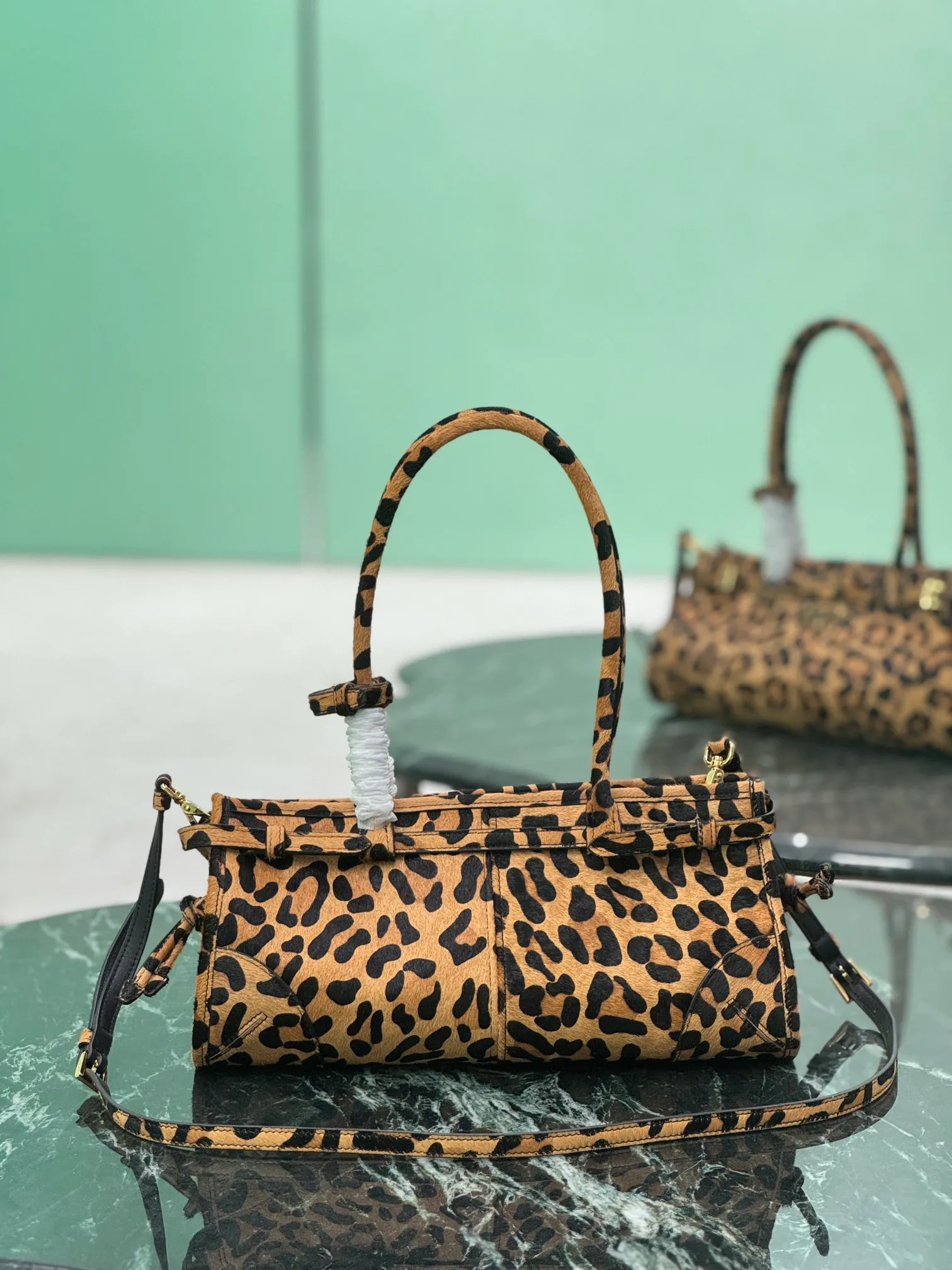 💰1640🌟SoftLux leopard print handbag 24 autumn and winter latest leopard print series ~ using horse fur technology, has a wild beauty 💋 So sexy! Equipped with a detachable and adjustable long shoulder strap, which is convenient for different occasions and has a very large capacity~ Dimensions: length 32x height 15.5x bottom 12cm Style number: 1BA426