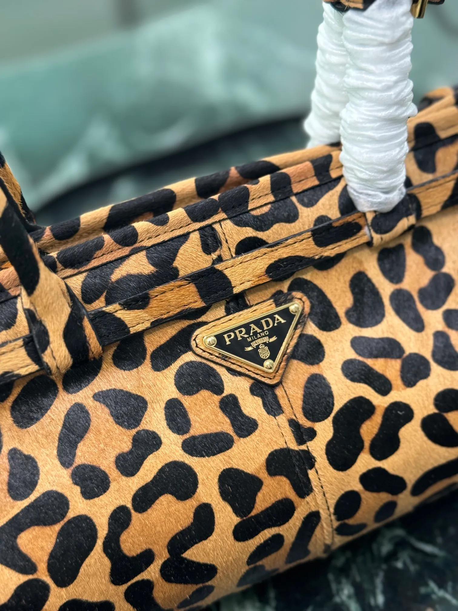 💰1640🌟SoftLux leopard print handbag 24 autumn and winter latest leopard print series ~ using horse fur technology, has a wild beauty 💋 So sexy! Equipped with a detachable and adjustable long shoulder strap, which is convenient for different occasions and has a very large capacity~ Dimensions: length 32x height 15.5x bottom 12cm Style number: 1BA426