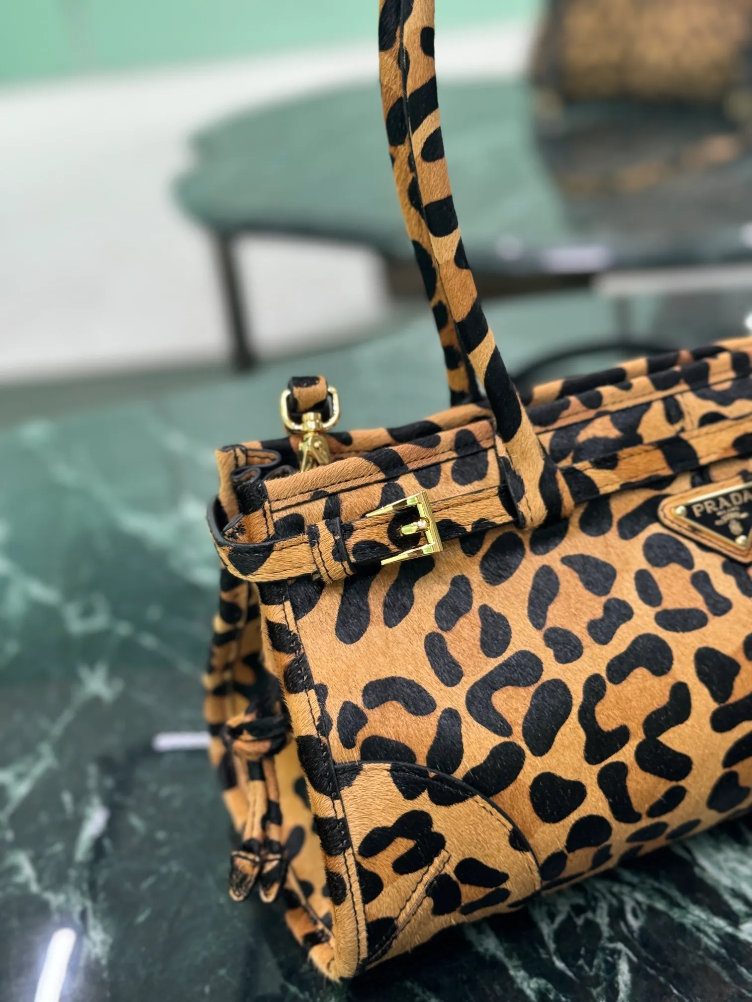 💰1640🌟SoftLux leopard print handbag 24 autumn and winter latest leopard print series ~ using horse fur technology, has a wild beauty 💋 So sexy! Equipped with a detachable and adjustable long shoulder strap, which is convenient for different occasions and has a very large capacity~ Dimensions: length 32x height 15.5x bottom 12cm Style number: 1BA426