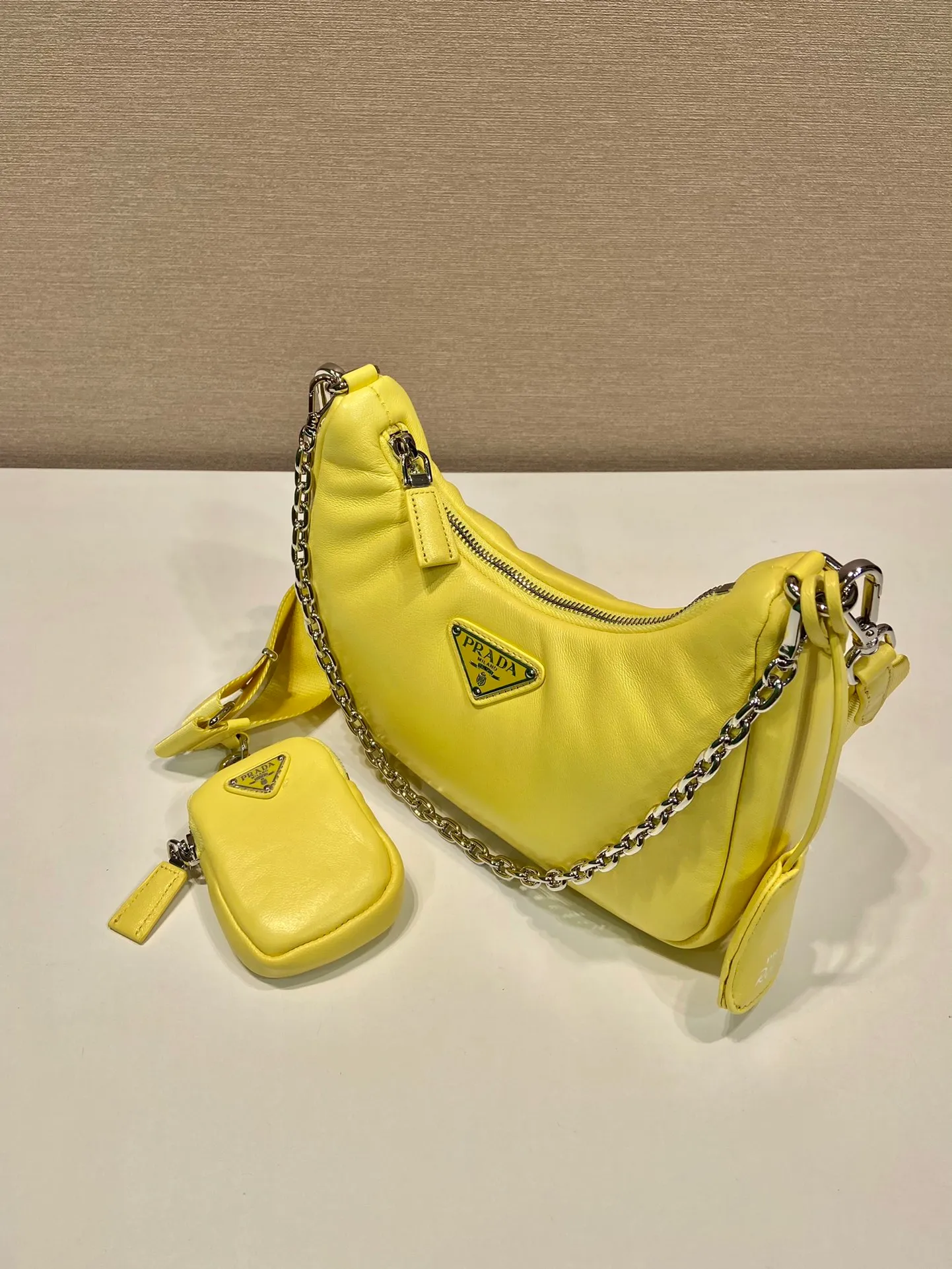 💰1520🎉Lambskin three-in-one🎉1BH204🎉🎉 This three-in-one padded shoulder bag is made of soft lambskin and has a simple silhouette. It is equipped with a detachable long nylon shoulder strap and velvet strips. It is a favorite small bag on the shoulder strap. So cute 😉 It feels very soft🎉, practical and casual, babies, hurry up and get it🎉🎉 Length 22x height 18x ​​base 6.5cm🎉🎉🎉🍊🍊🍊