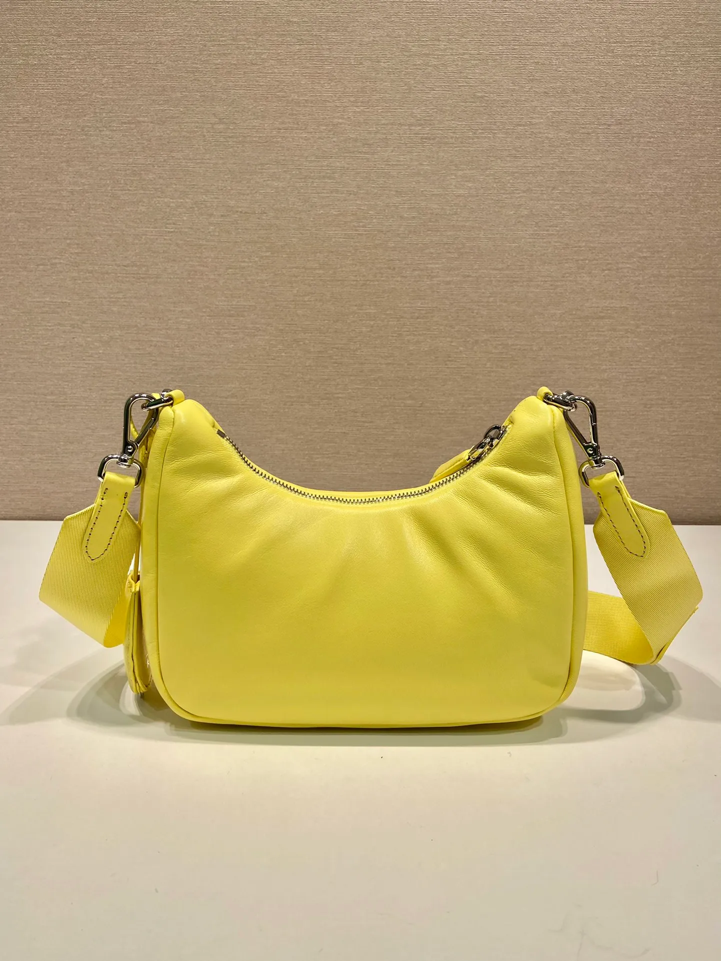 💰1520🎉Lambskin three-in-one🎉1BH204🎉🎉 This three-in-one padded shoulder bag is made of soft lambskin and has a simple silhouette. It is equipped with a detachable long nylon shoulder strap and velvet strips. It is a favorite small bag on the shoulder strap. So cute 😉 It feels very soft🎉, practical and casual, babies, hurry up and get it🎉🎉 Length 22x height 18x ​​base 6.5cm🎉🎉🎉🍊🍊🍊