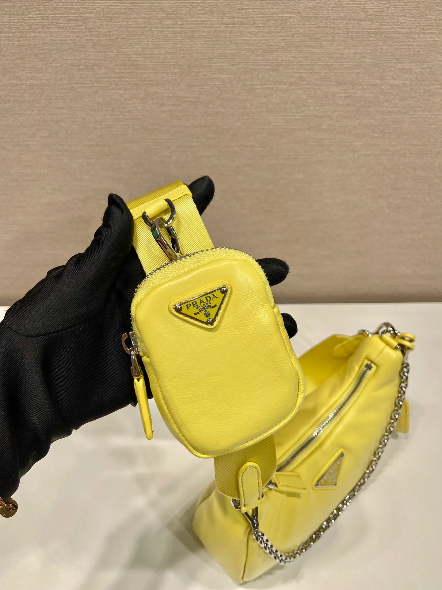 💰1520🎉Lambskin three-in-one🎉1BH204🎉🎉 This three-in-one padded shoulder bag is made of soft lambskin and has a simple silhouette. It is equipped with a detachable long nylon shoulder strap and velvet strips. It is a favorite small bag on the shoulder strap. So cute 😉 It feels very soft🎉, practical and casual, babies, hurry up and get it🎉🎉 Length 22x height 18x ​​base 6.5cm🎉🎉🎉🍊🍊🍊