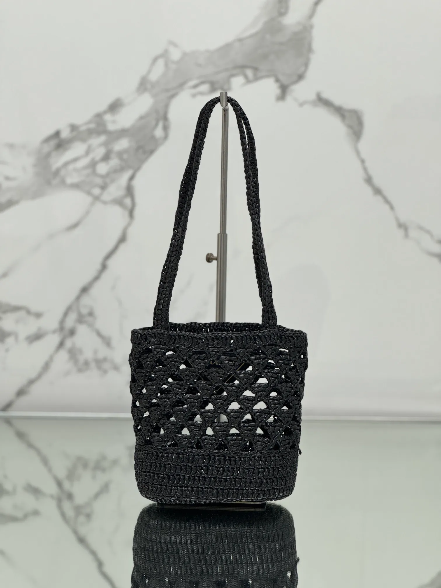💰1300⭐2024 new raffia tote bag, an excellent choice for travel and vacation🏖️, handmade with raffia, the light and natural material reflects the summer mood. The triangle logo is embroidered and engraved on the front. It is equipped with a long and exquisite shoulder handle. The small bag has a good capacity and is very light! Wear-resistant, waterproof, durable and good-looking, it can be carried on the shoulder or shoulder. Style number: 1BG494 Size: 16.5×18×10cm