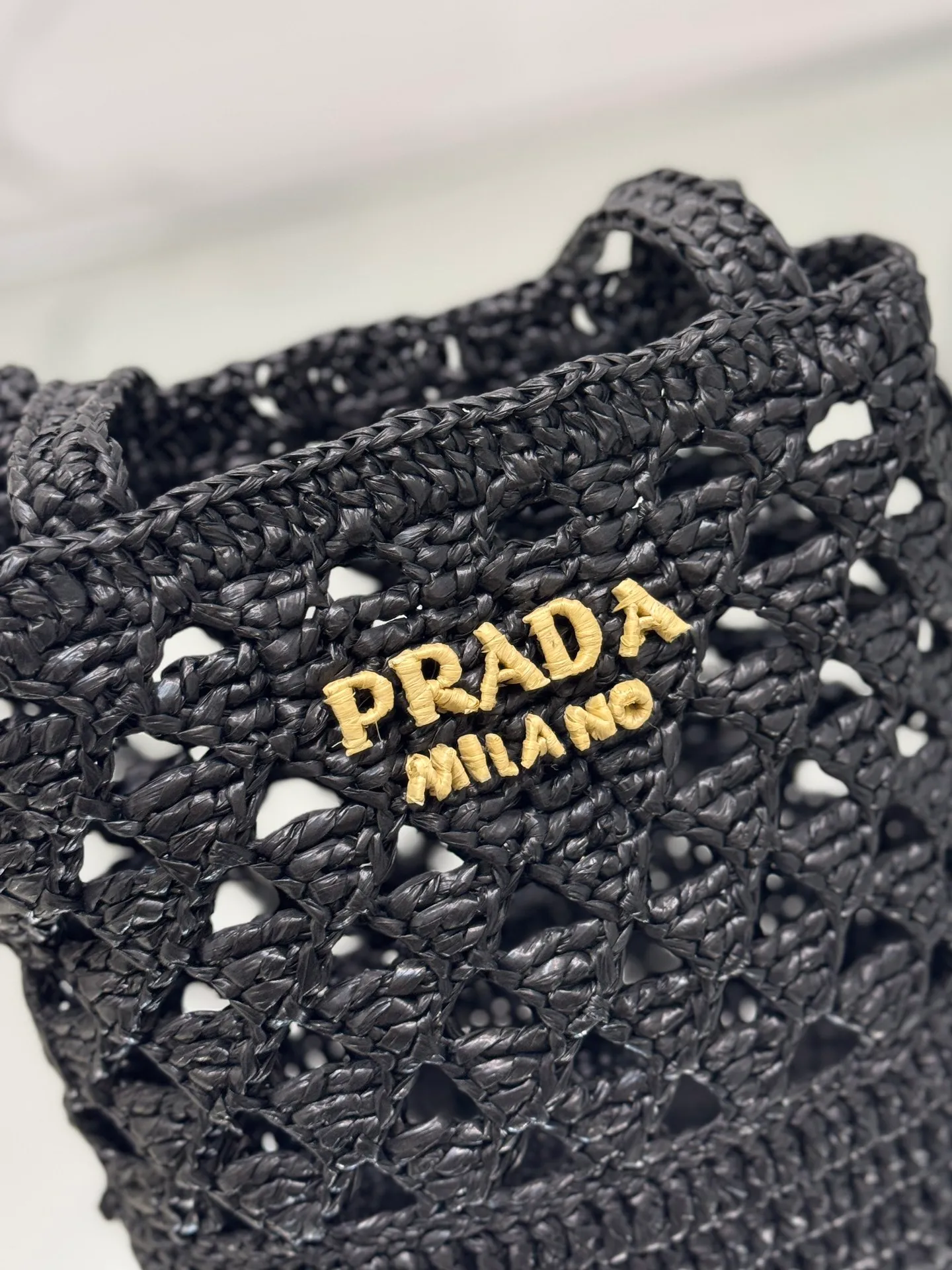 💰1300⭐2024 new raffia tote bag, an excellent choice for travel and vacation🏖️, handmade with raffia, the light and natural material reflects the summer mood. The triangle logo is embroidered and engraved on the front. It is equipped with a long and exquisite shoulder handle. The small bag has a good capacity and is very light! Wear-resistant, waterproof, durable and good-looking, it can be carried on the shoulder or shoulder. Style number: 1BG494 Size: 16.5×18×10cm