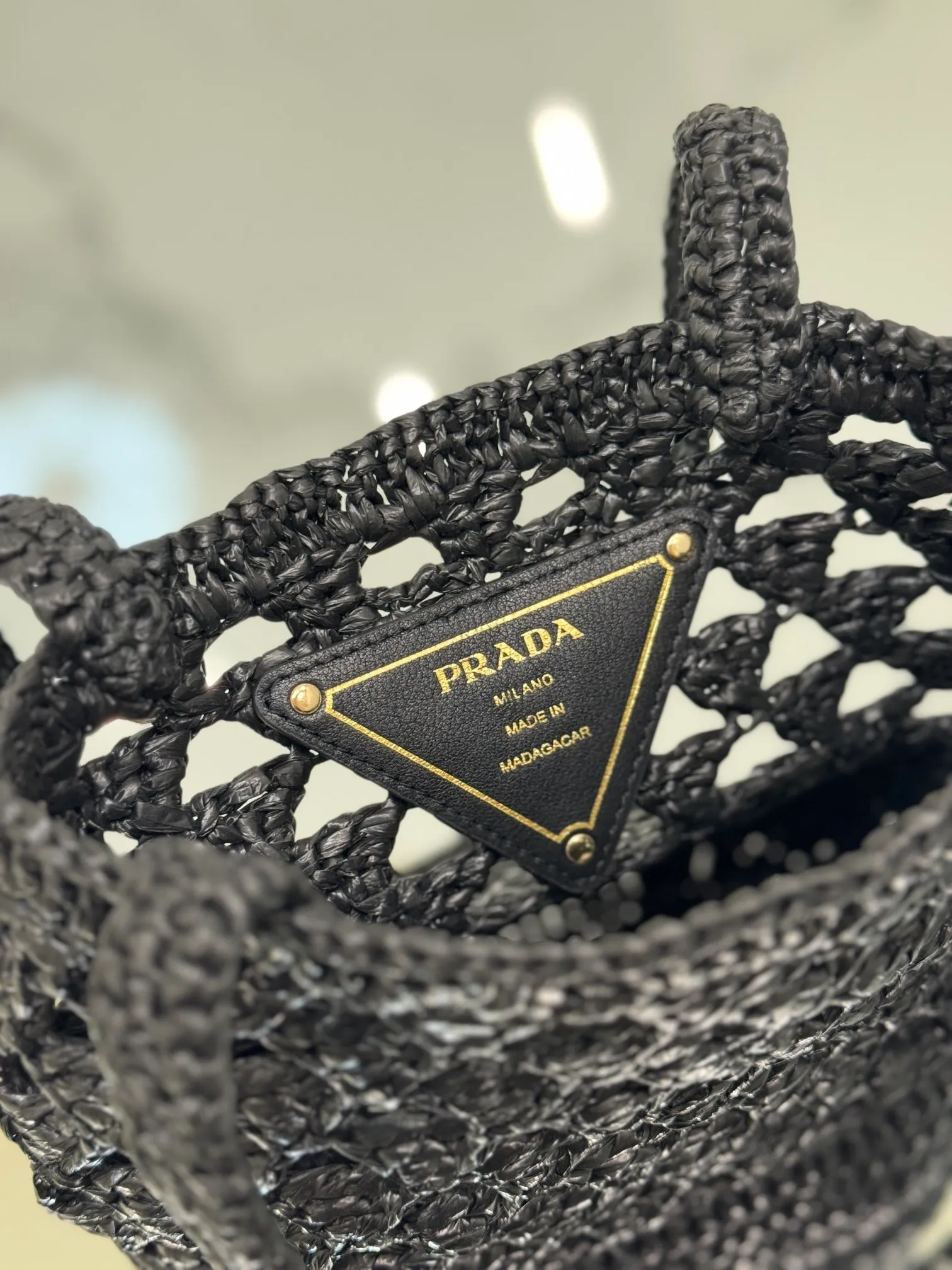 💰1300⭐2024 new raffia tote bag, an excellent choice for travel and vacation🏖️, handmade with raffia, the light and natural material reflects the summer mood. The triangle logo is embroidered and engraved on the front. It is equipped with a long and exquisite shoulder handle. The small bag has a good capacity and is very light! Wear-resistant, waterproof, durable and good-looking, it can be carried on the shoulder or shoulder. Style number: 1BG494 Size: 16.5×18×10cm