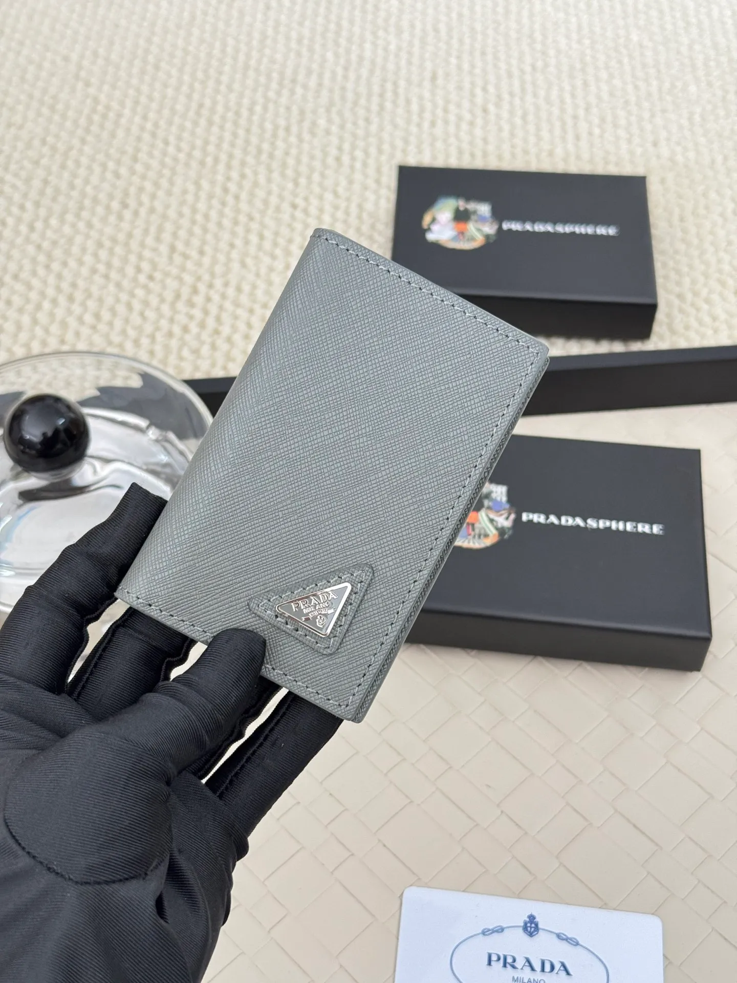 💰140 prada cross pattern unisex card holder, can be placed in pockets, bags, and can be held in hand, made of cross pattern imported calfskin, pocket card holder, can hold change, 6 card slots, simple and elegant fashion trend. Model 2MC101, color as shown in the picture, size 11×7cm,