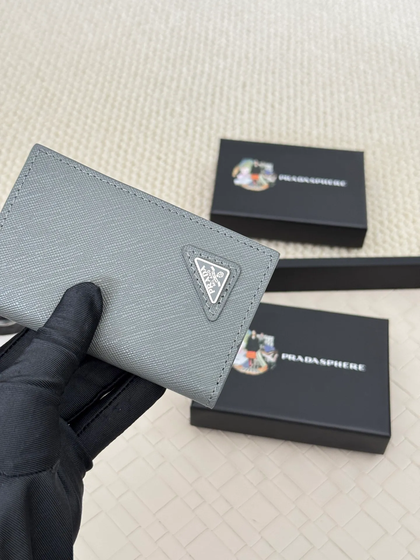 💰140 prada cross pattern unisex card holder, can be placed in pockets, bags, and can be held in hand, made of cross pattern imported calfskin, pocket card holder, can hold change, 6 card slots, simple and elegant fashion trend. Model 2MC101, color as shown in the picture, size 11×7cm,