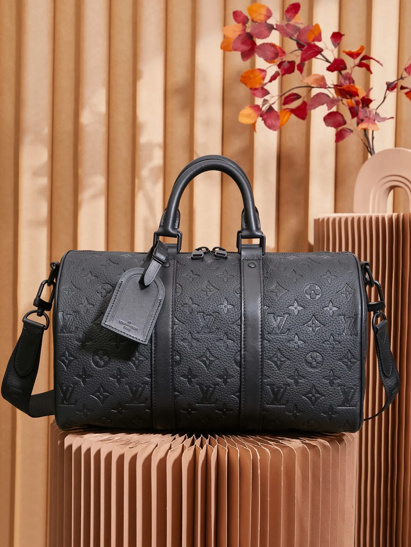 P¥1100👉nfc163C01 dynamic chip version👈[Top-level inspection-free, all-steel hardware, original leather] The Keepall Bandoulière 35 handbag is a miniature version of Louis Vuitton’s classic Keepall holiday travel bag. Full-grain Taurillon leather embossed with the Monogram pattern, leather side straps and top leather handle continue the signature elements of the Keepall collection, and the shoulder strap is removable and adjustable. Monogram embossed Taurillon leather - Calfskin trim - Textile lining - Metal hardware - Zip closure - Removable designer label - Pair of internal slip pockets - Shoulder strap: removable and adjustable! ! Model: M22765; Size: 34x21x16CM