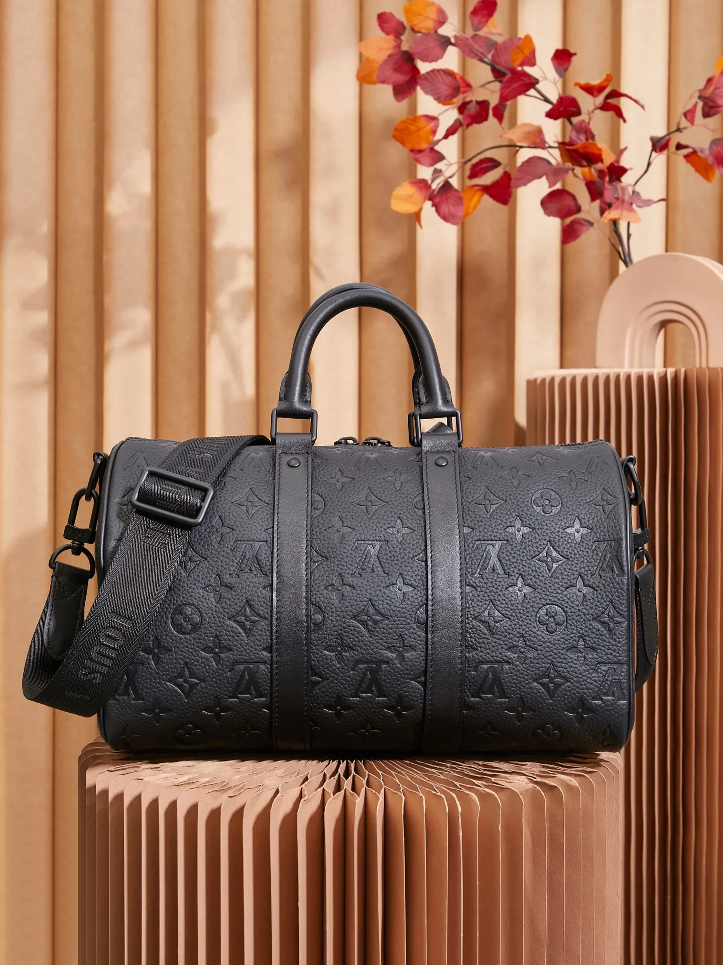 P¥1100👉nfc163C01 dynamic chip version👈[Top-level inspection-free, all-steel hardware, original leather] The Keepall Bandoulière 35 handbag is a miniature version of Louis Vuitton’s classic Keepall holiday travel bag. Full-grain Taurillon leather embossed with the Monogram pattern, leather side straps and top leather handle continue the signature elements of the Keepall collection, and the shoulder strap is removable and adjustable. Monogram embossed Taurillon leather - Calfskin trim - Textile lining - Metal hardware - Zip closure - Removable designer label - Pair of internal slip pockets - Shoulder strap: removable and adjustable! ! Model: M22765; Size: 34x21x16CM