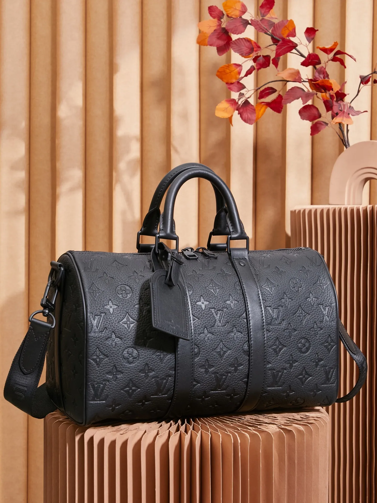 P¥1100👉nfc163C01 dynamic chip version👈[Top-level inspection-free, all-steel hardware, original leather] The Keepall Bandoulière 35 handbag is a miniature version of Louis Vuitton’s classic Keepall holiday travel bag. Full-grain Taurillon leather embossed with the Monogram pattern, leather side straps and top leather handle continue the signature elements of the Keepall collection, and the shoulder strap is removable and adjustable. Monogram embossed Taurillon leather - Calfskin trim - Textile lining - Metal hardware - Zip closure - Removable designer label - Pair of internal slip pockets - Shoulder strap: removable and adjustable! ! Model: M22765; Size: 34x21x16CM