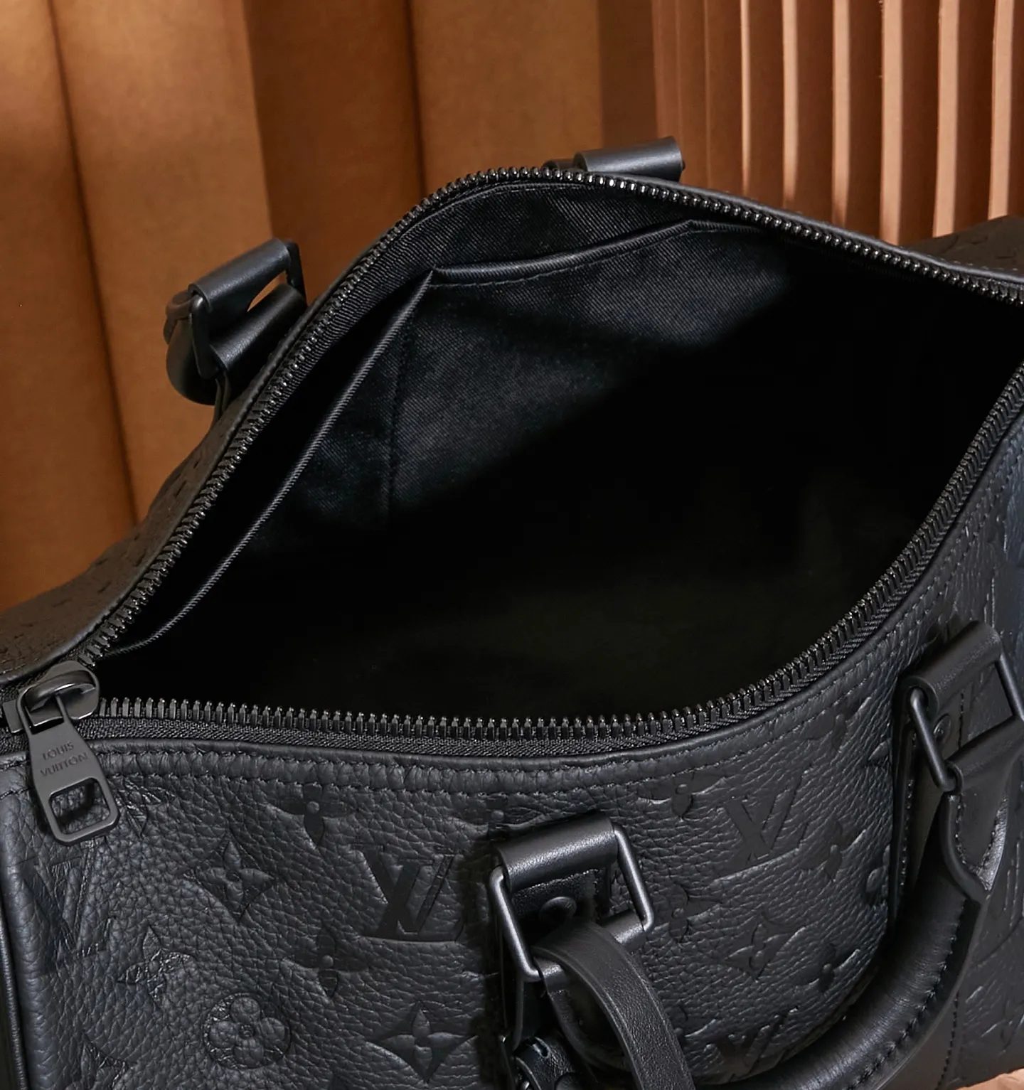 P¥1100👉nfc163C01 dynamic chip version👈[Top-level inspection-free, all-steel hardware, original leather] The Keepall Bandoulière 35 handbag is a miniature version of Louis Vuitton’s classic Keepall holiday travel bag. Full-grain Taurillon leather embossed with the Monogram pattern, leather side straps and top leather handle continue the signature elements of the Keepall collection, and the shoulder strap is removable and adjustable. Monogram embossed Taurillon leather - Calfskin trim - Textile lining - Metal hardware - Zip closure - Removable designer label - Pair of internal slip pockets - Shoulder strap: removable and adjustable! ! Model: M22765; Size: 34x21x16CM