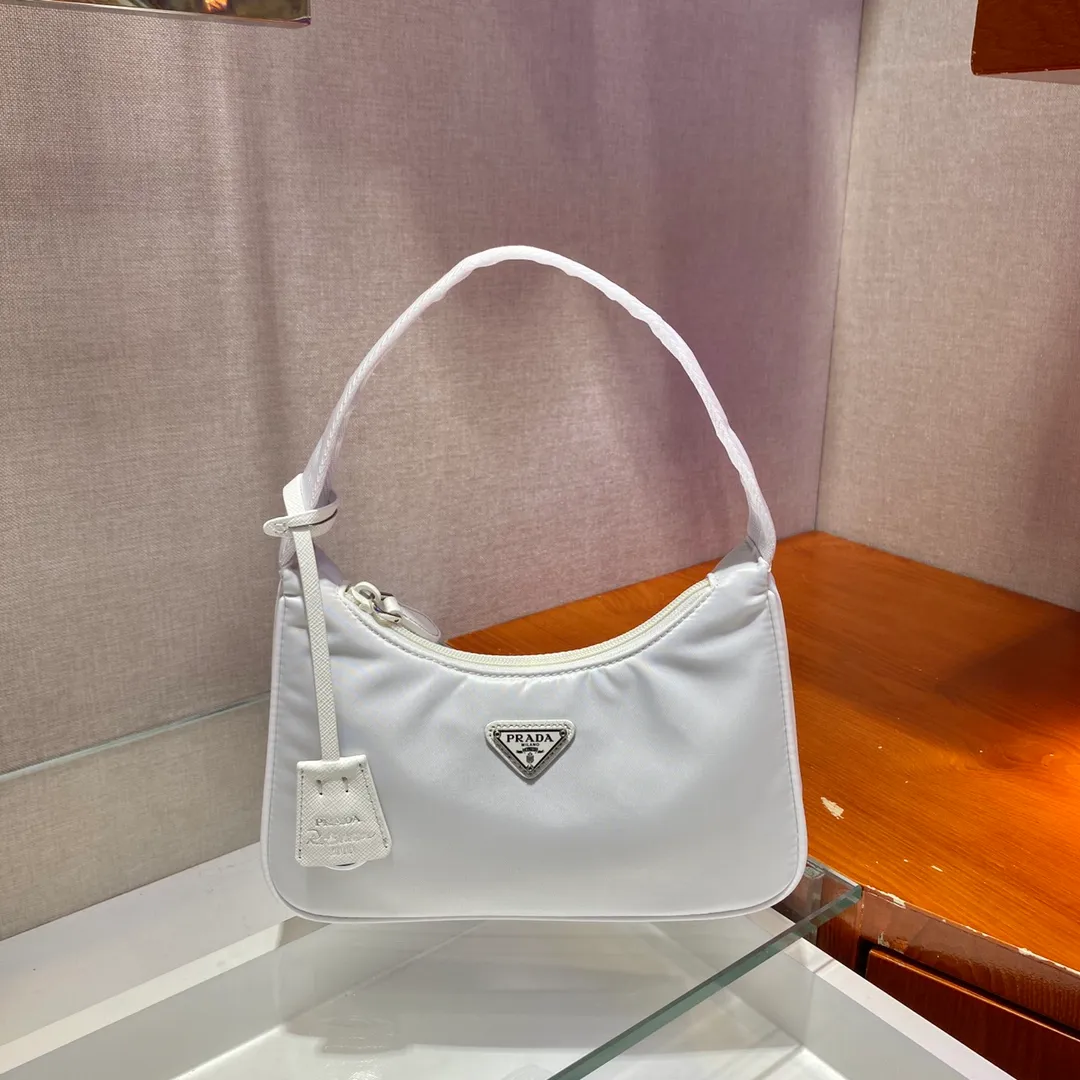 💰660🔥Upgrade board Hobo bag🔥Original quality👍👍Upgrade board 1NE515 moon-shaped second-hand bag, made of imported original parachute fabric, lightweight and practical Hobo armpit bag, super simple and eye-catching👍👍, small/light/packable/easy to wear/fashionable armpit bag, and can be carried by hand, super easy to use😍😍. It is currently the most popular bag among celebrities, aren’t you excited😜😜, ladies, hurry up, length 23x height 13x bottom 5cm👏👏👏💰💰💰