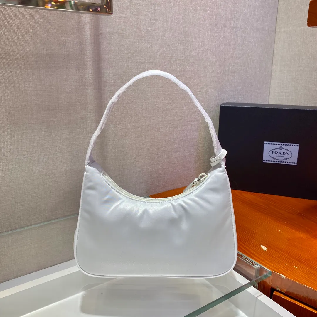 💰660🔥Upgrade board Hobo bag🔥Original quality👍👍Upgrade board 1NE515 moon-shaped second-hand bag, made of imported original parachute fabric, lightweight and practical Hobo armpit bag, super simple and eye-catching👍👍, small/light/packable/easy to wear/fashionable armpit bag, and can be carried by hand, super easy to use😍😍. It is currently the most popular bag among celebrities, aren’t you excited😜😜, ladies, hurry up, length 23x height 13x bottom 5cm👏👏👏💰💰💰