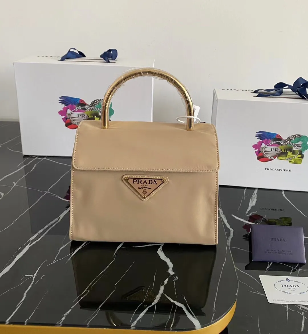 Special price🉐️p400¥🎉Vintage vintage🎉1BH608🎉🎉This vintage retro clamshell handbag is made of imported nylon fabric, top-grade gold hardware handles, simple and elegant design, large capacity space👏👏My favorite is this handle/upper body effect, which is full of high-end feel😘😘. The retro flavor is so delicious😘Hurry up and get it🎉Length 21x Height 17x Bottom 12cm🎉🎉🎉👏👏👏