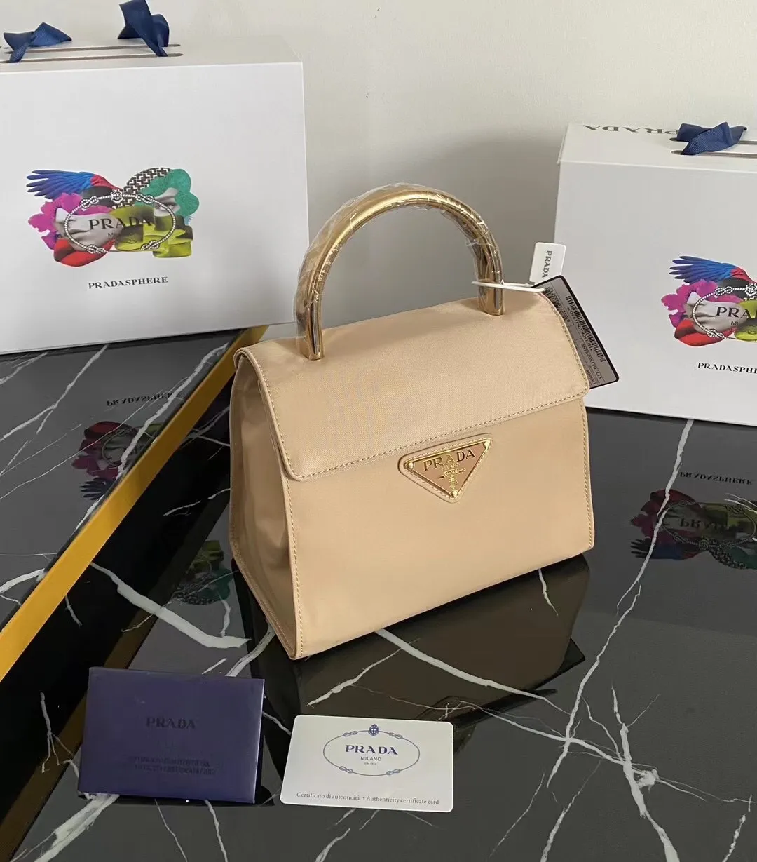 Special price🉐️p400¥🎉Vintage vintage🎉1BH608🎉🎉This vintage retro clamshell handbag is made of imported nylon fabric, top-grade gold hardware handles, simple and elegant design, large capacity space👏👏My favorite is this handle/upper body effect, which is full of high-end feel😘😘. The retro flavor is so delicious😘Hurry up and get it🎉Length 21x Height 17x Bottom 12cm🎉🎉🎉👏👏👏
