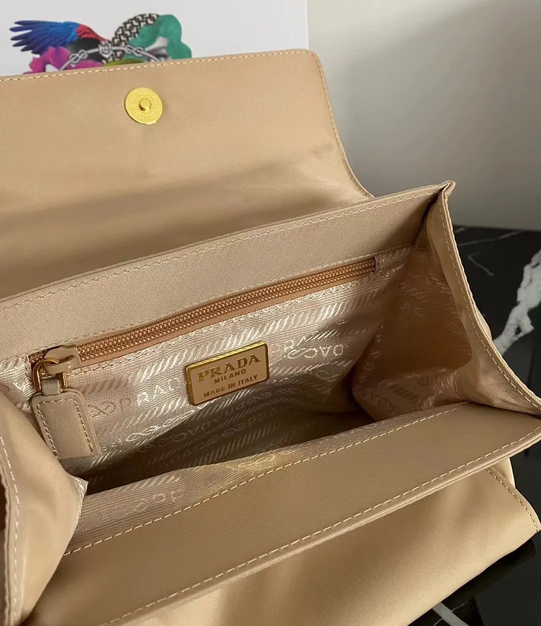 Special price🉐️p400¥🎉Vintage vintage🎉1BH608🎉🎉This vintage retro clamshell handbag is made of imported nylon fabric, top-grade gold hardware handles, simple and elegant design, large capacity space👏👏My favorite is this handle/upper body effect, which is full of high-end feel😘😘. The retro flavor is so delicious😘Hurry up and get it🎉Length 21x Height 17x Bottom 12cm🎉🎉🎉👏👏👏
