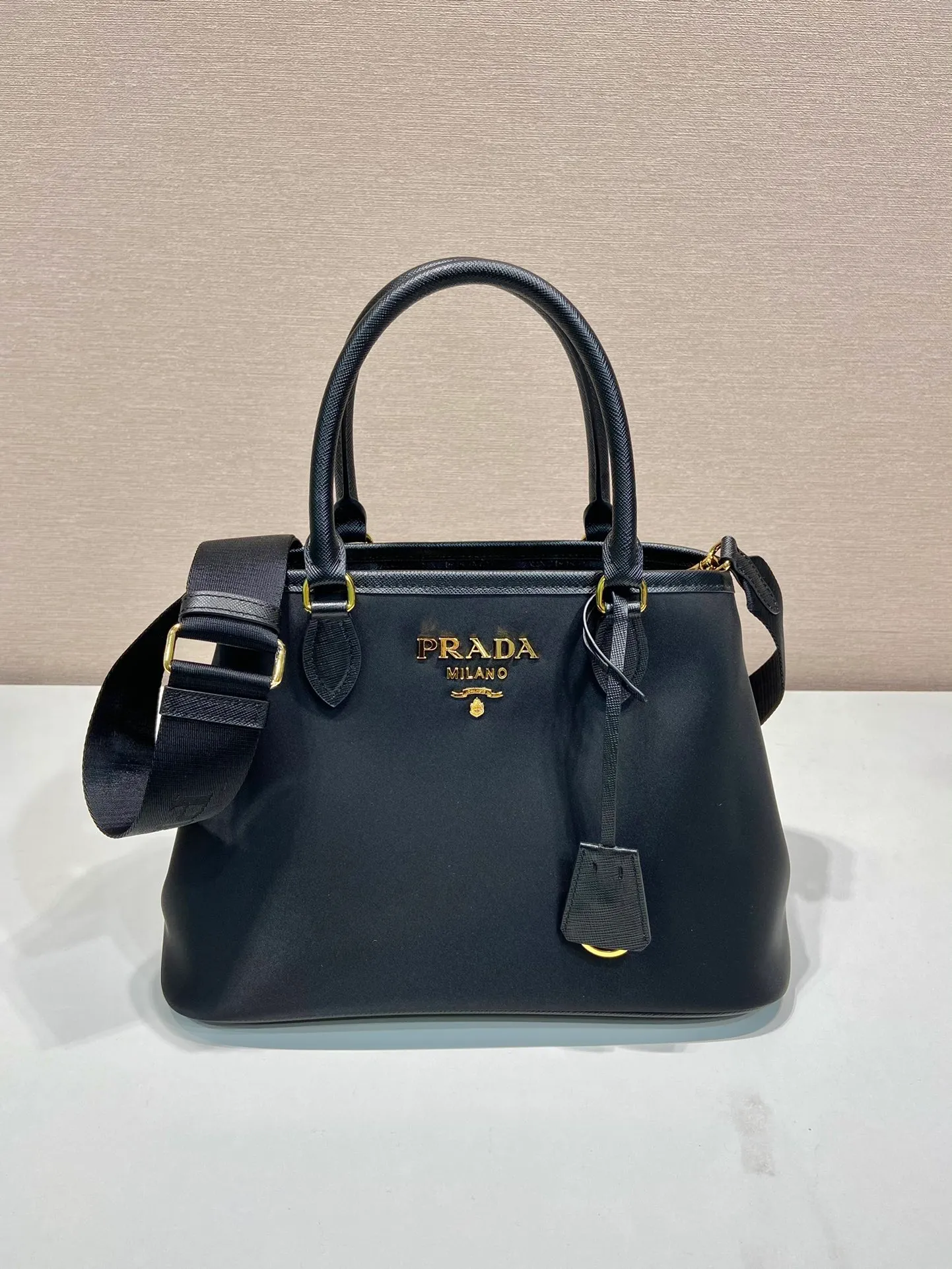 💰1200🎉Retro handbag🎉1BA173 large size🎉🎉 This retro handbag is made of premium nylon fabric, equipped with a detachable and adjustable long shoulder strap, which can be carried by hand/shoulder/cross-body, top-grade hardware, the large size has a medium grid layer, the opening and closing design on both sides can be opened, the capacity is large, and it is a popular style that will never go out of style. Hurry up and get it🎉🎉 Length 30x Height 20x Bottom 15.5cm