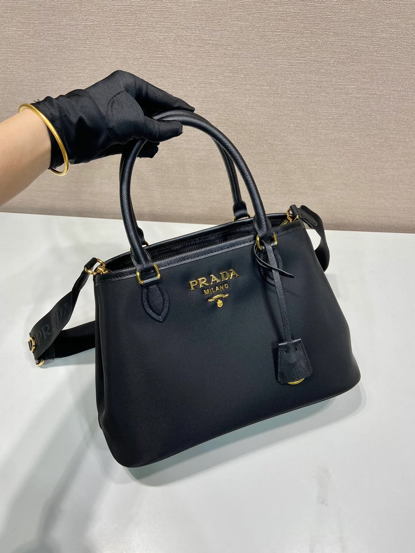 💰1200🎉Retro handbag🎉1BA173 large size🎉🎉 This retro handbag is made of premium nylon fabric, equipped with a detachable and adjustable long shoulder strap, which can be carried by hand/shoulder/cross-body, top-grade hardware, the large size has a medium grid layer, the opening and closing design on both sides can be opened, the capacity is large, and it is a popular style that will never go out of style. Hurry up and get it🎉🎉 Length 30x Height 20x Bottom 15.5cm