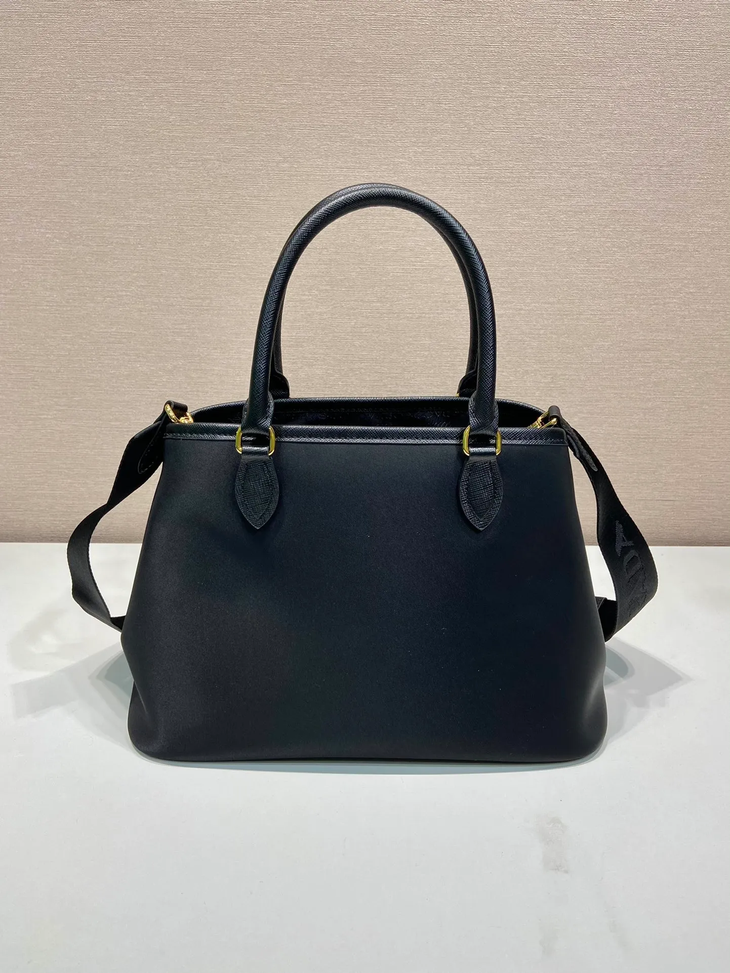 💰1200🎉Retro handbag🎉1BA173 large size🎉🎉 This retro handbag is made of premium nylon fabric, equipped with a detachable and adjustable long shoulder strap, which can be carried by hand/shoulder/cross-body, top-grade hardware, the large size has a medium grid layer, the opening and closing design on both sides can be opened, the capacity is large, and it is a popular style that will never go out of style. Hurry up and get it🎉🎉 Length 30x Height 20x Bottom 15.5cm