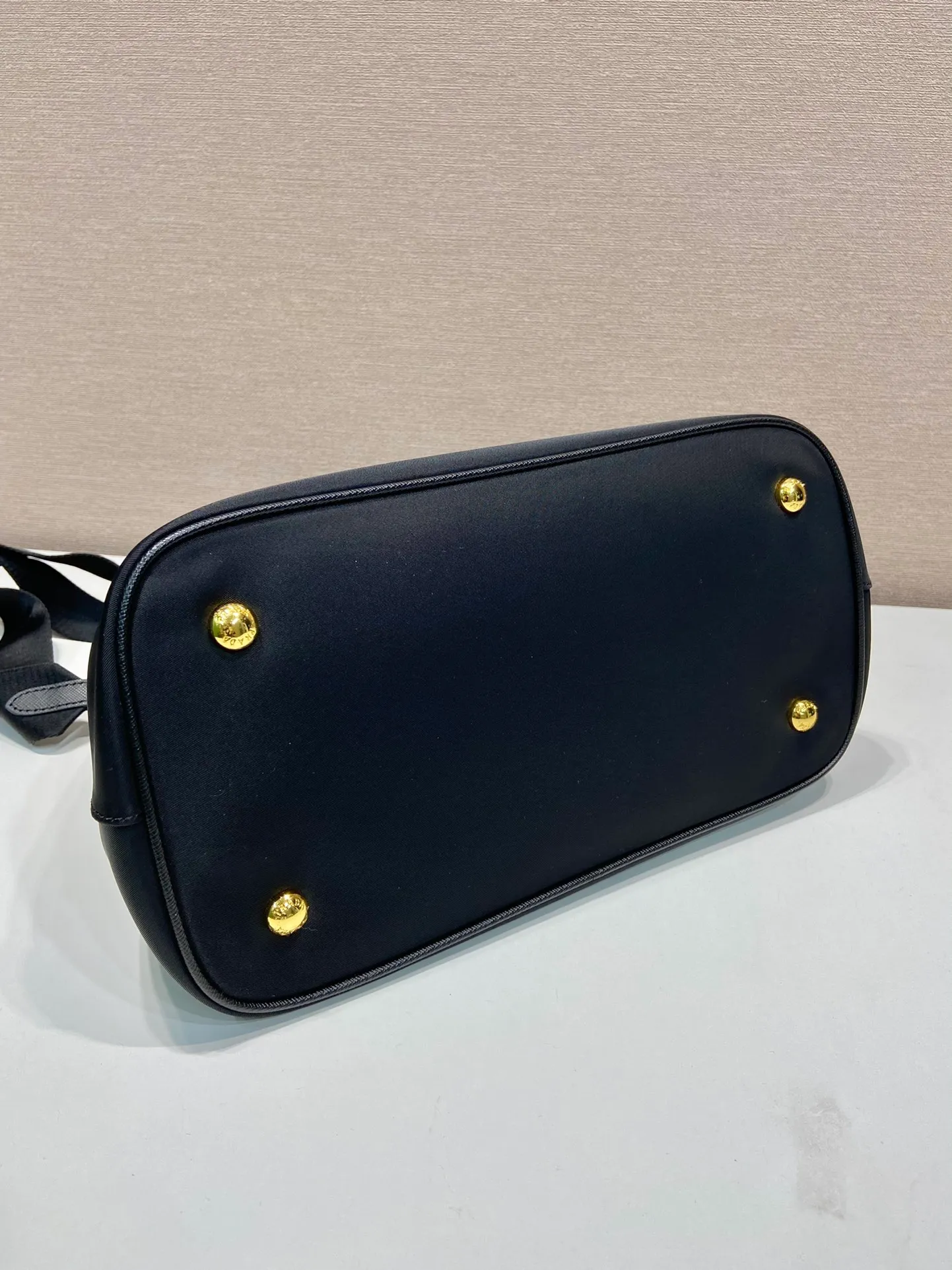 💰1200🎉Retro handbag🎉1BA173 large size🎉🎉 This retro handbag is made of premium nylon fabric, equipped with a detachable and adjustable long shoulder strap, which can be carried by hand/shoulder/cross-body, top-grade hardware, the large size has a medium grid layer, the opening and closing design on both sides can be opened, the capacity is large, and it is a popular style that will never go out of style. Hurry up and get it🎉🎉 Length 30x Height 20x Bottom 15.5cm