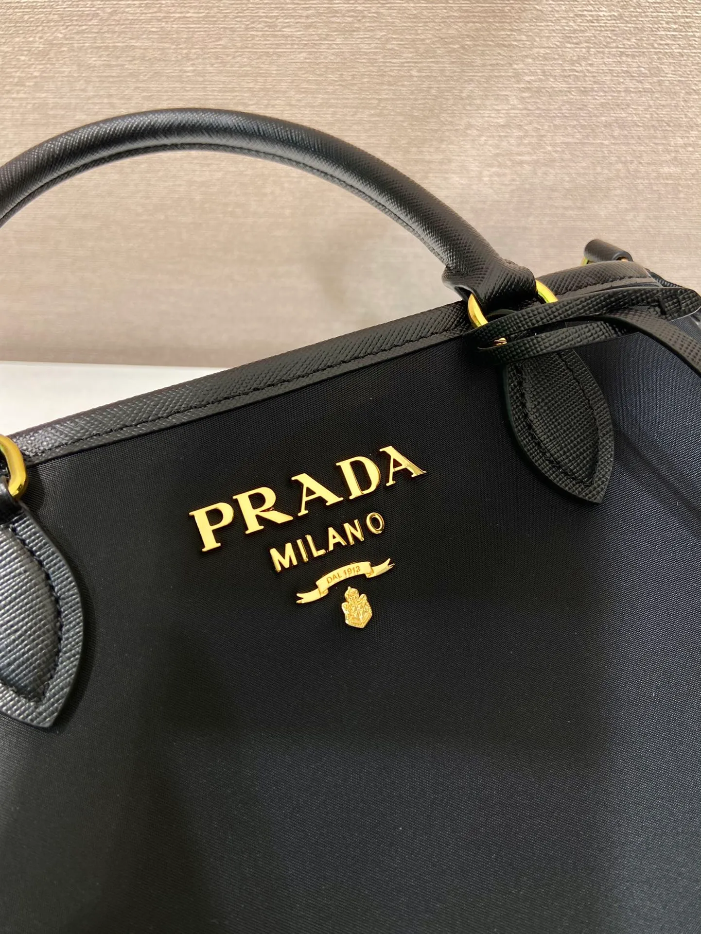 💰1200🎉Retro handbag🎉1BA173 large size🎉🎉 This retro handbag is made of premium nylon fabric, equipped with a detachable and adjustable long shoulder strap, which can be carried by hand/shoulder/cross-body, top-grade hardware, the large size has a medium grid layer, the opening and closing design on both sides can be opened, the capacity is large, and it is a popular style that will never go out of style. Hurry up and get it🎉🎉 Length 30x Height 20x Bottom 15.5cm